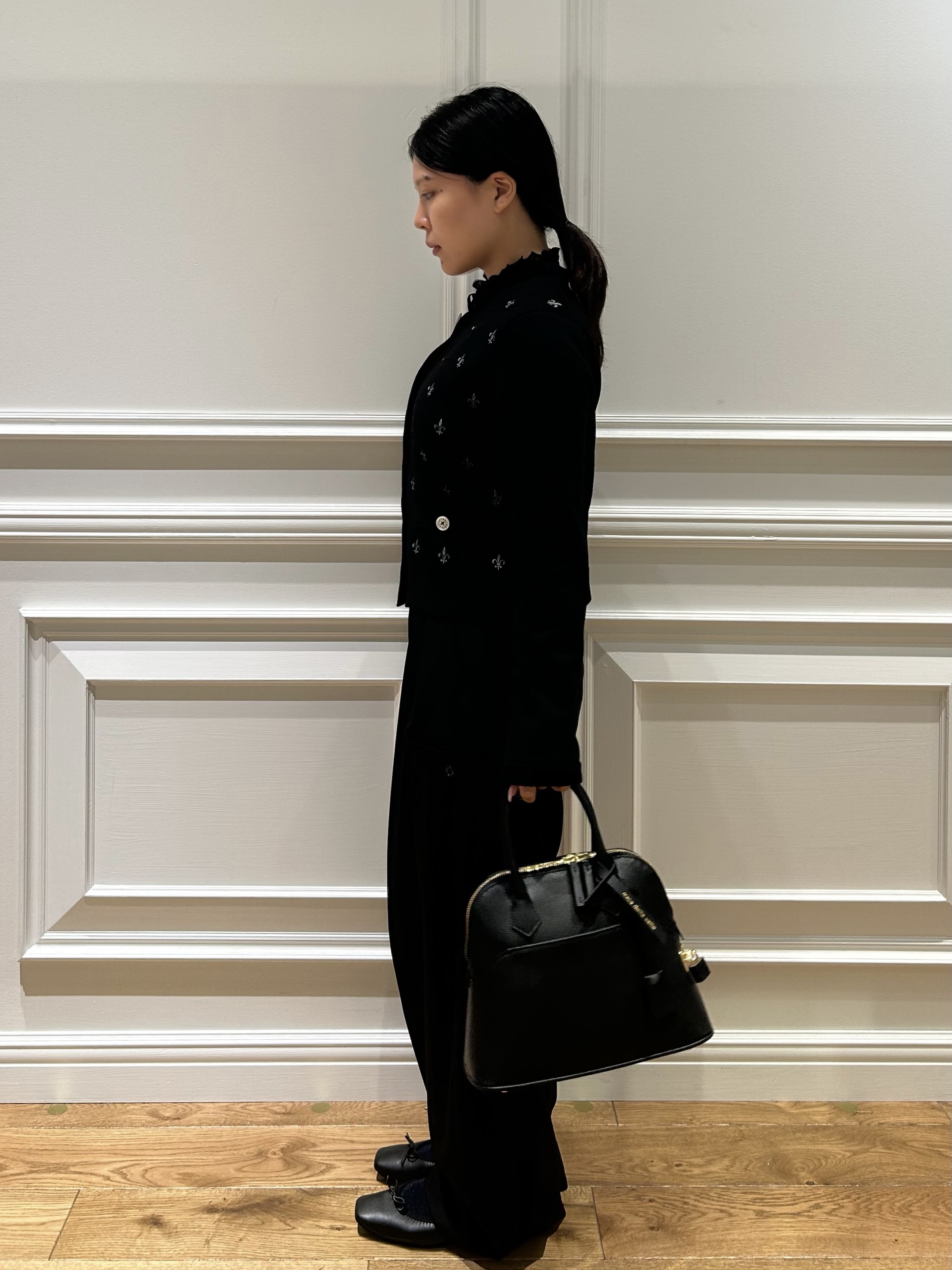 とりみさんの「DRESSTERIOR｜オーバーラップサークル フリルカラーボウタイブラウス」を使ったコーディネート