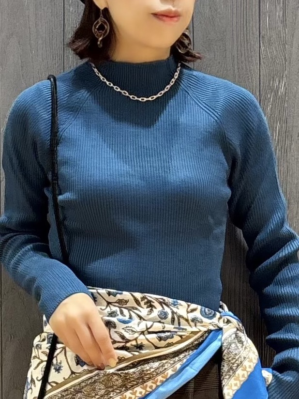 meiさんの「SHOO･LA･RUE｜【絶妙なゆるピタ/S-LL/洗濯機可】ちくちくしにくいリブハイネック やわらかニット」を使ったコーディネート
