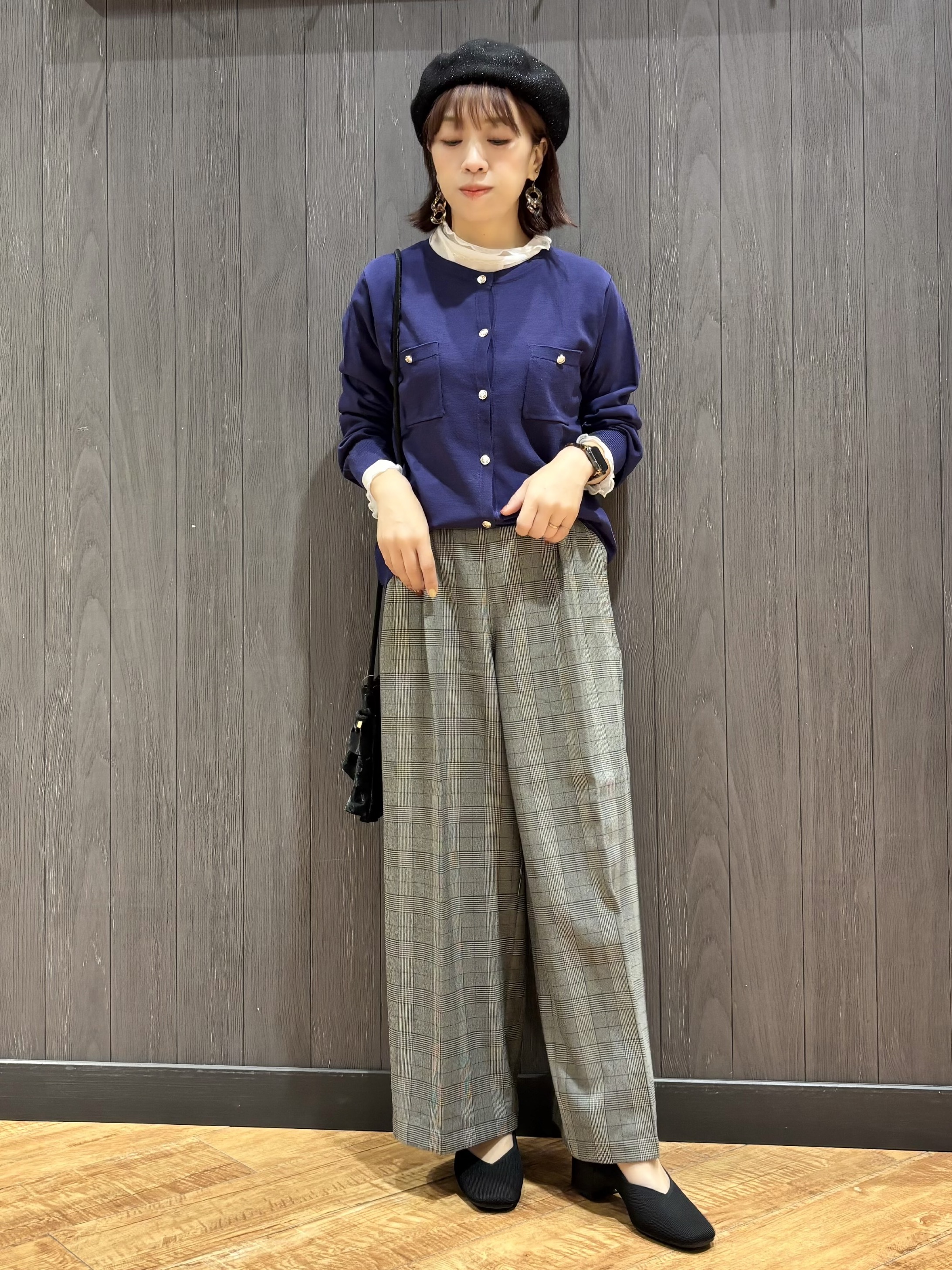 meiさんの「SHOO･LA･RUE｜【洗濯機可/S-LL】金ボタンが上品に。さらさらタッチカーディガン」を使ったコーディネート