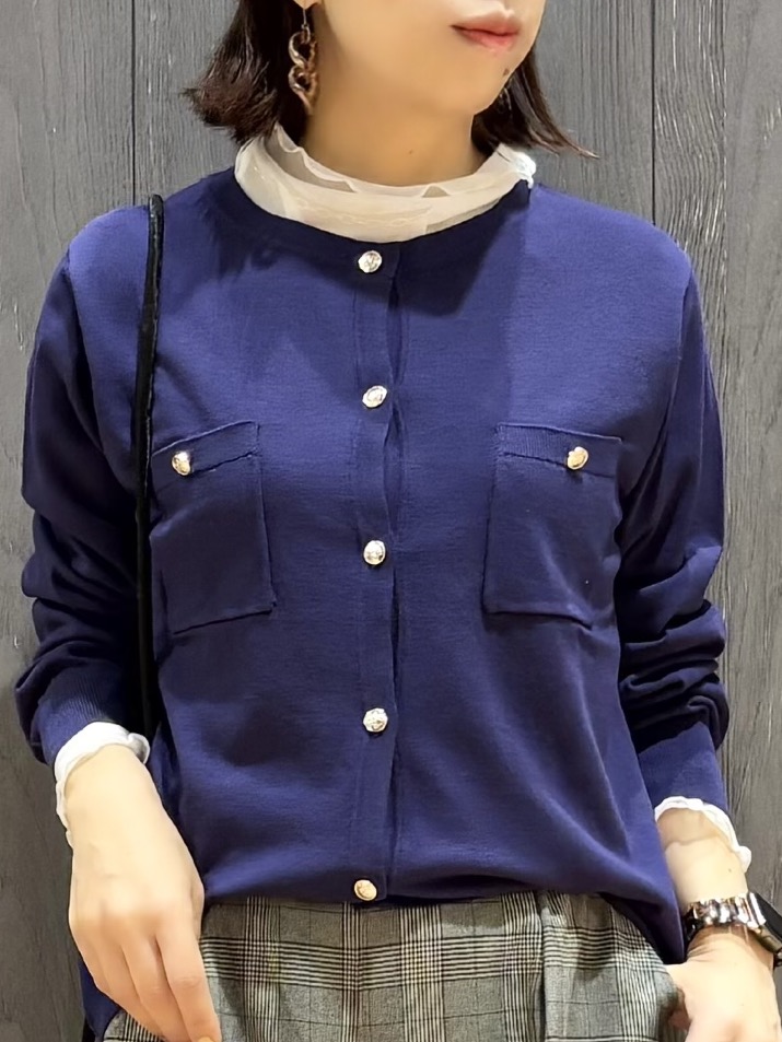 meiさんの「SHOO･LA･RUE｜【洗濯機可/S-LL】金ボタンが上品に。さらさらタッチカーディガン」を使ったコーディネート