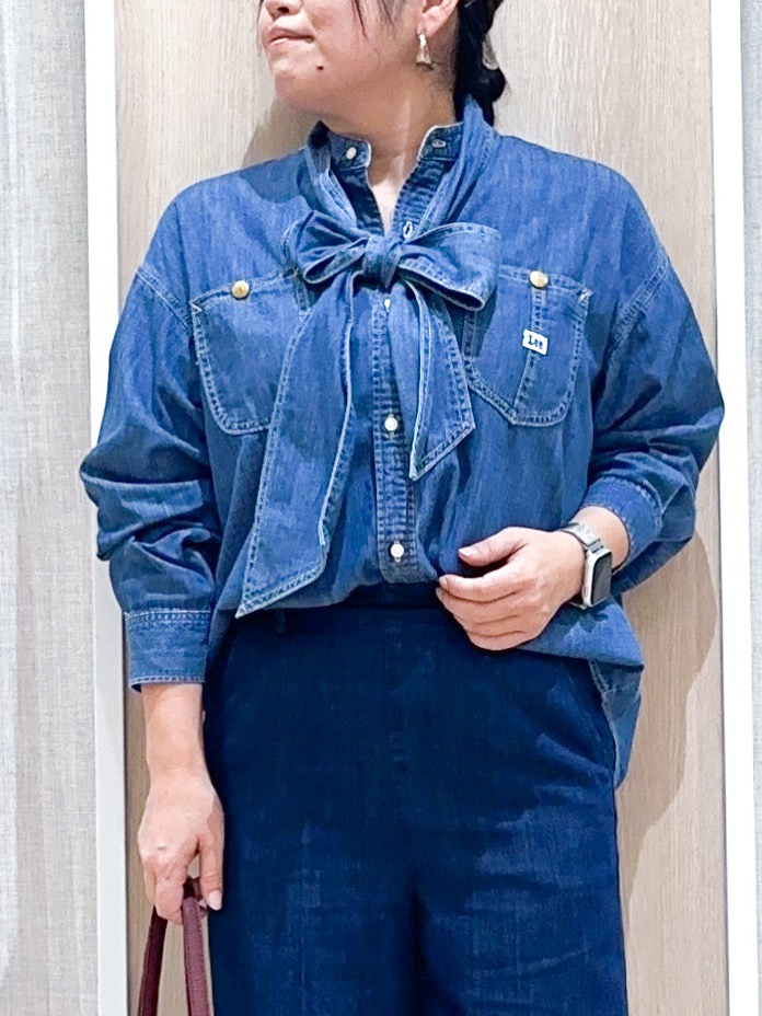 naoさんの「grove｜【Lee&times;grove別注】DENIM BOWTIE SHIRTS」を使ったコーディネート