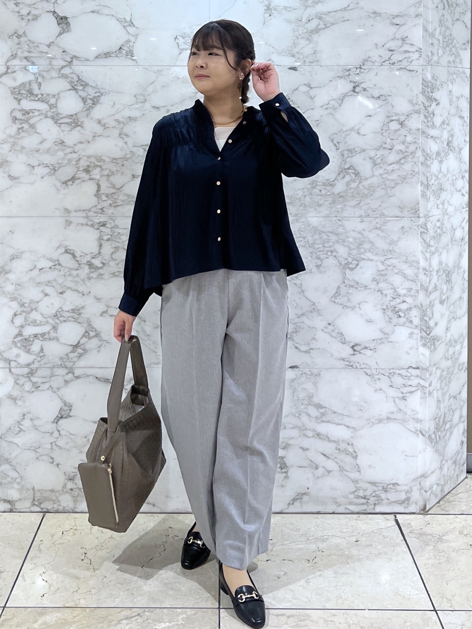 ARISAさんの「grove｜【通勤/きれいめ】上品な艶を纏う ヴィンテージサテンブラウス」を使ったコーディネート