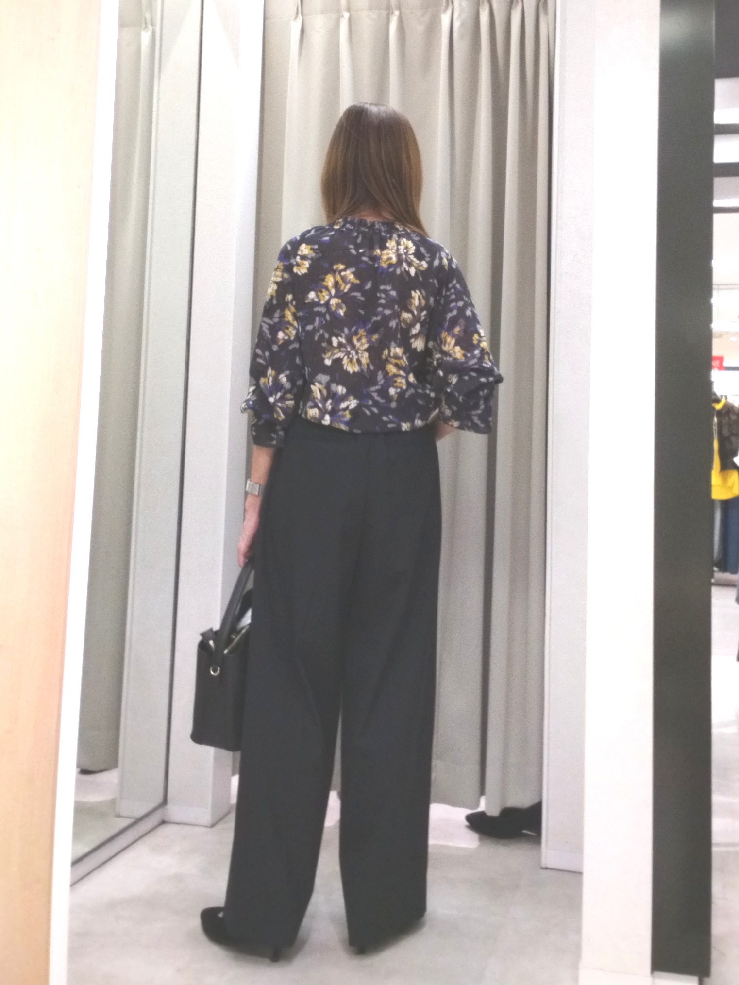 もりさんの「UNTITLED｜【秋映え/花柄】フラワープリントブラウス」を使ったコーディネート