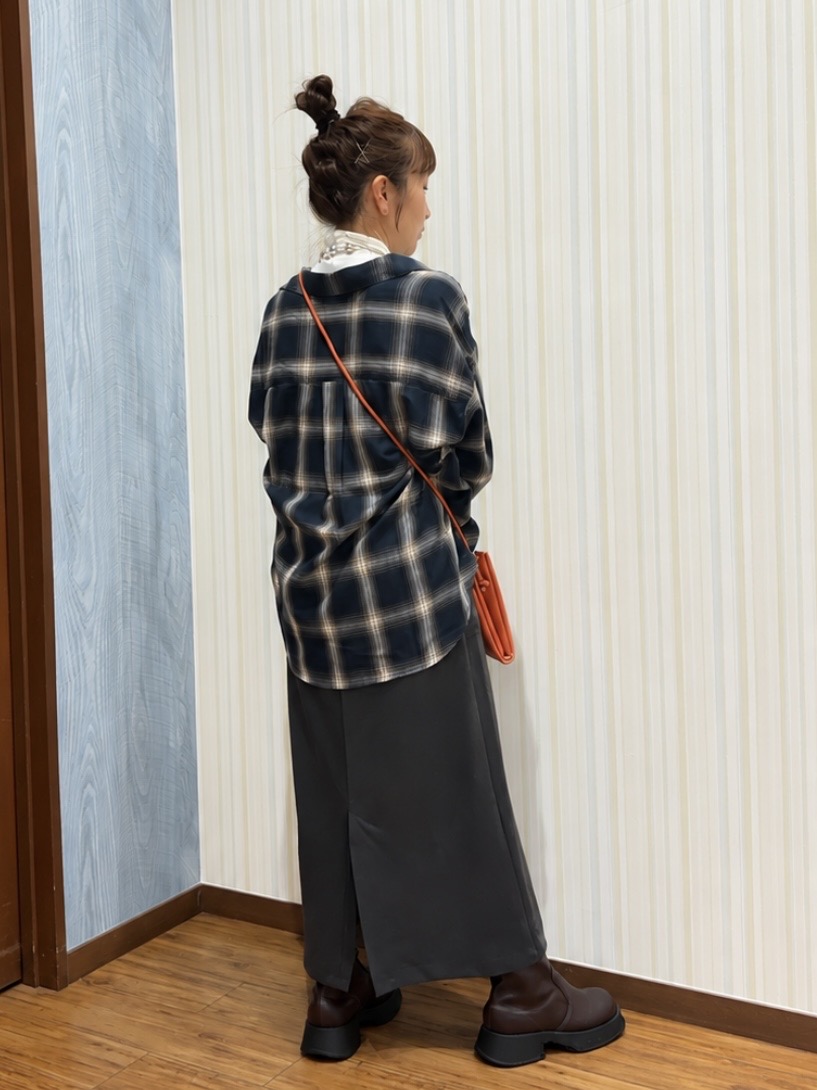 よっしーさんの「SHOO･LA･RUE｜【洗濯後しわになりにくい/S-LL】気分で選ぶ 大人のデイリー使いに ベーシックシャツ」を使ったコーディネート