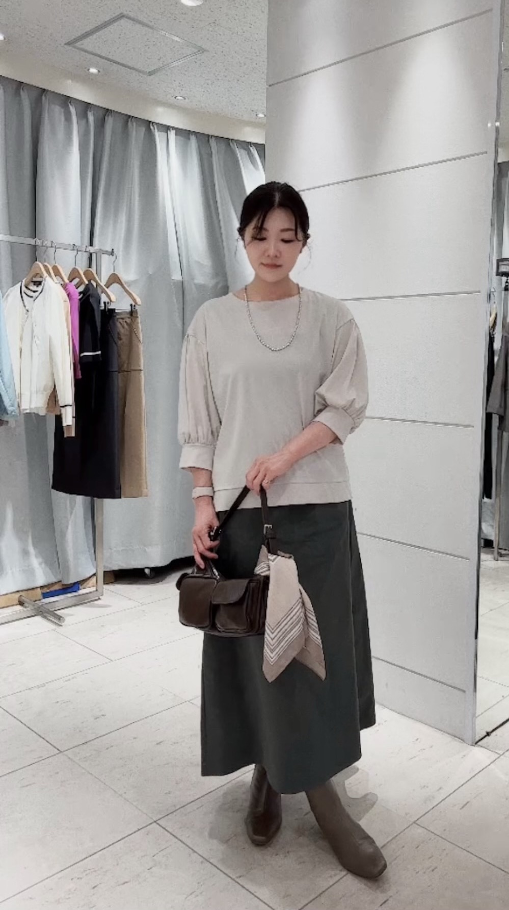 misaさんの「UNTITLED｜【楽にきれい見え/体型カバー】パフスリーブジャージトップス」を使ったコーディネート