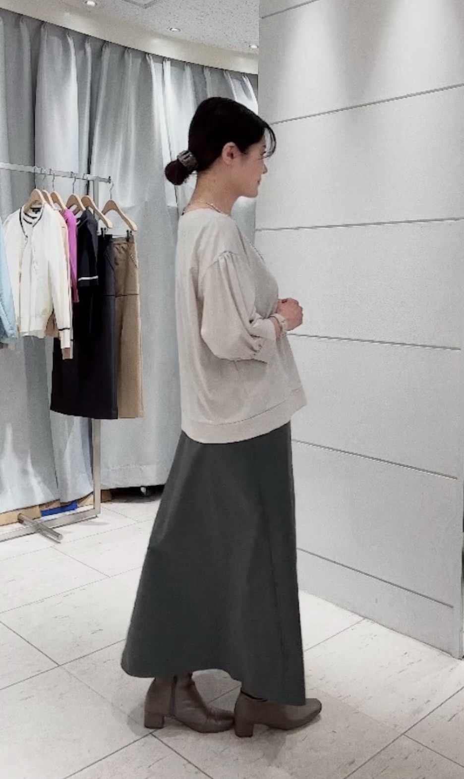 misaさんの「UNTITLED｜【楽にきれい見え/体型カバー】パフスリーブジャージトップス」を使ったコーディネート