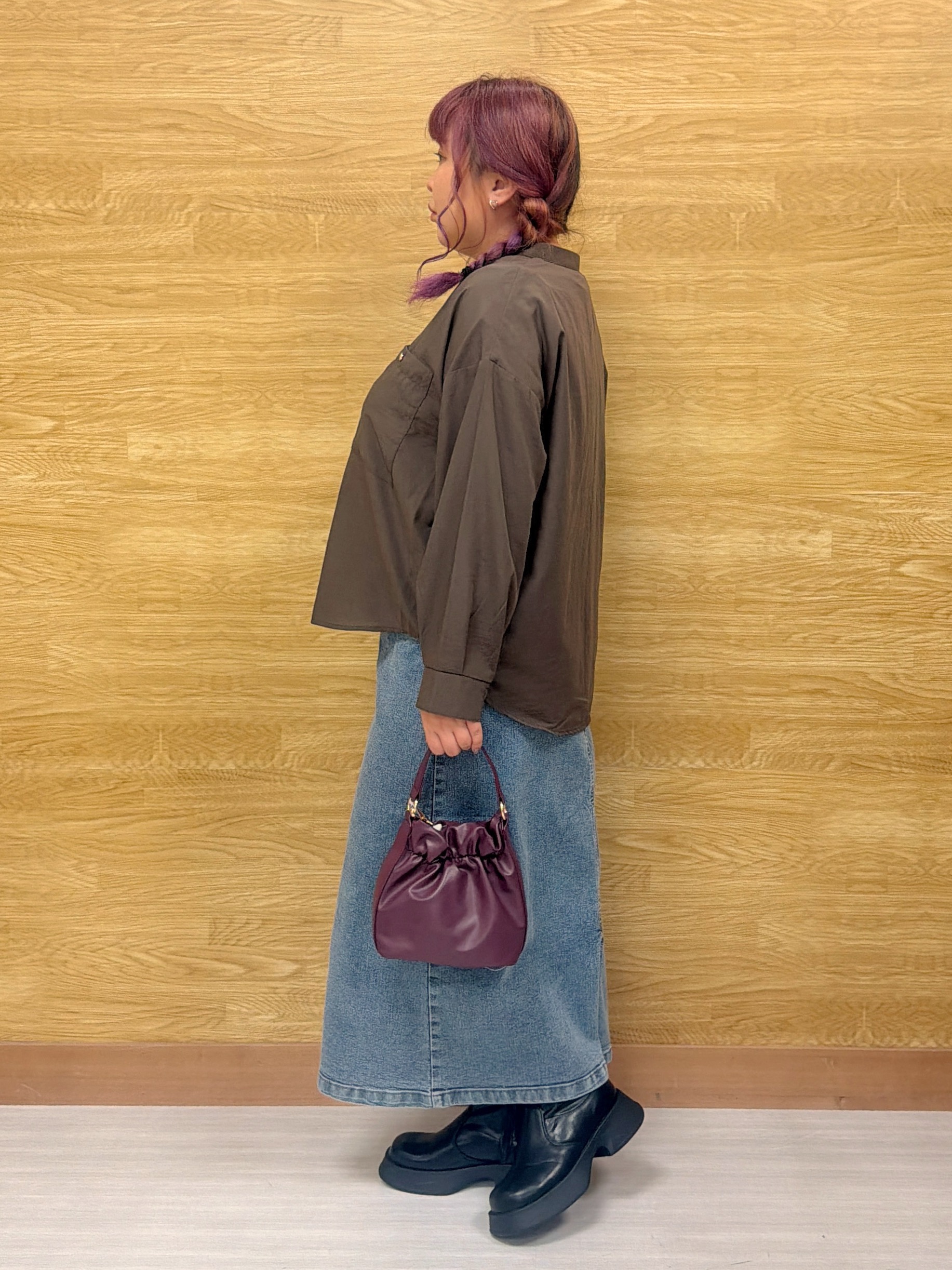 ぁむさんの「SHOO･LA･RUE｜【洗濯後しわになりにくい/S-LL】こなれ見え ゆるっと キーネック金ボタンポケットシャツ」を使ったコーディネート