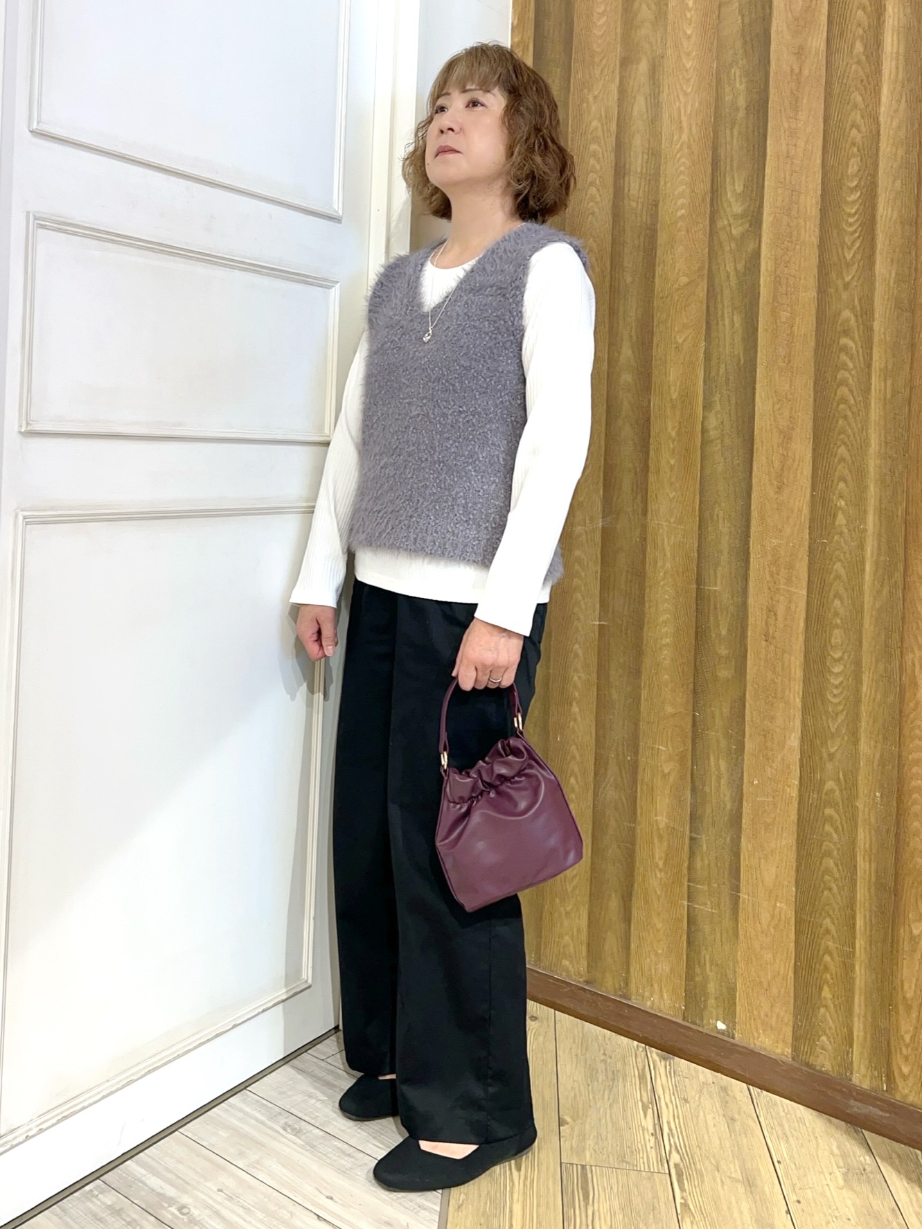 yuriyuriさんの「SHOO･LA･RUE｜【洗濯機可】重ねるだけで華やかに。ポンポンシャギーベスト」を使ったコーディネート
