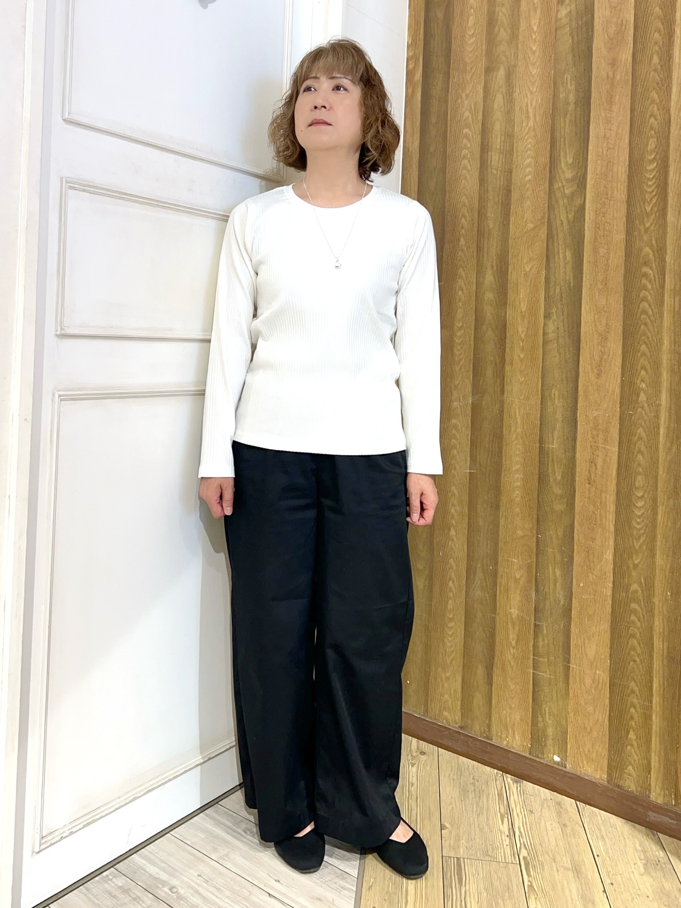 yuriyuriさんの「SHOO･LA･RUE｜【洗濯機可】重ねるだけで華やかに。ポンポンシャギーベスト」を使ったコーディネート
