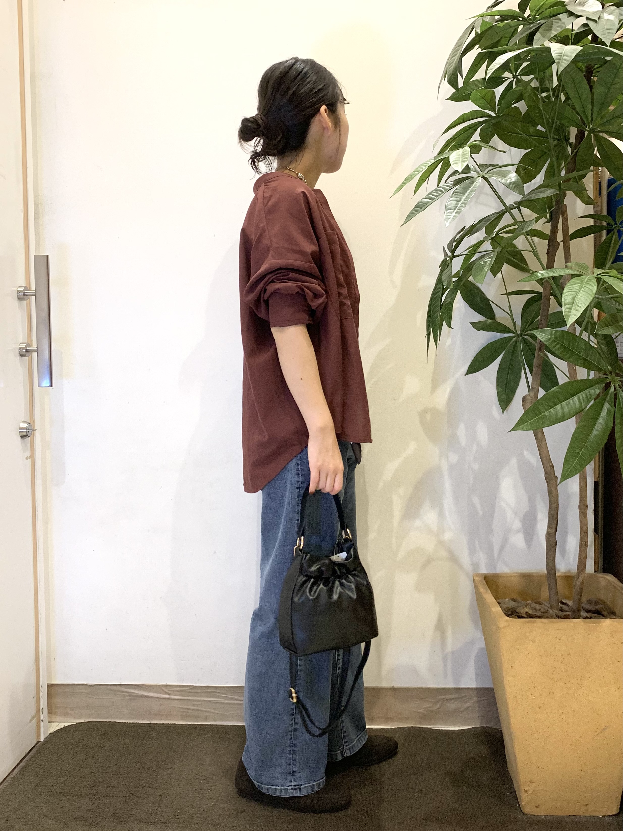 ちゃろさんの「SHOO･LA･RUE｜【洗濯後しわになりにくい/S-LL】こなれ見え ゆるっと キーネック金ボタンポケットシャツ」を使ったコーディネート