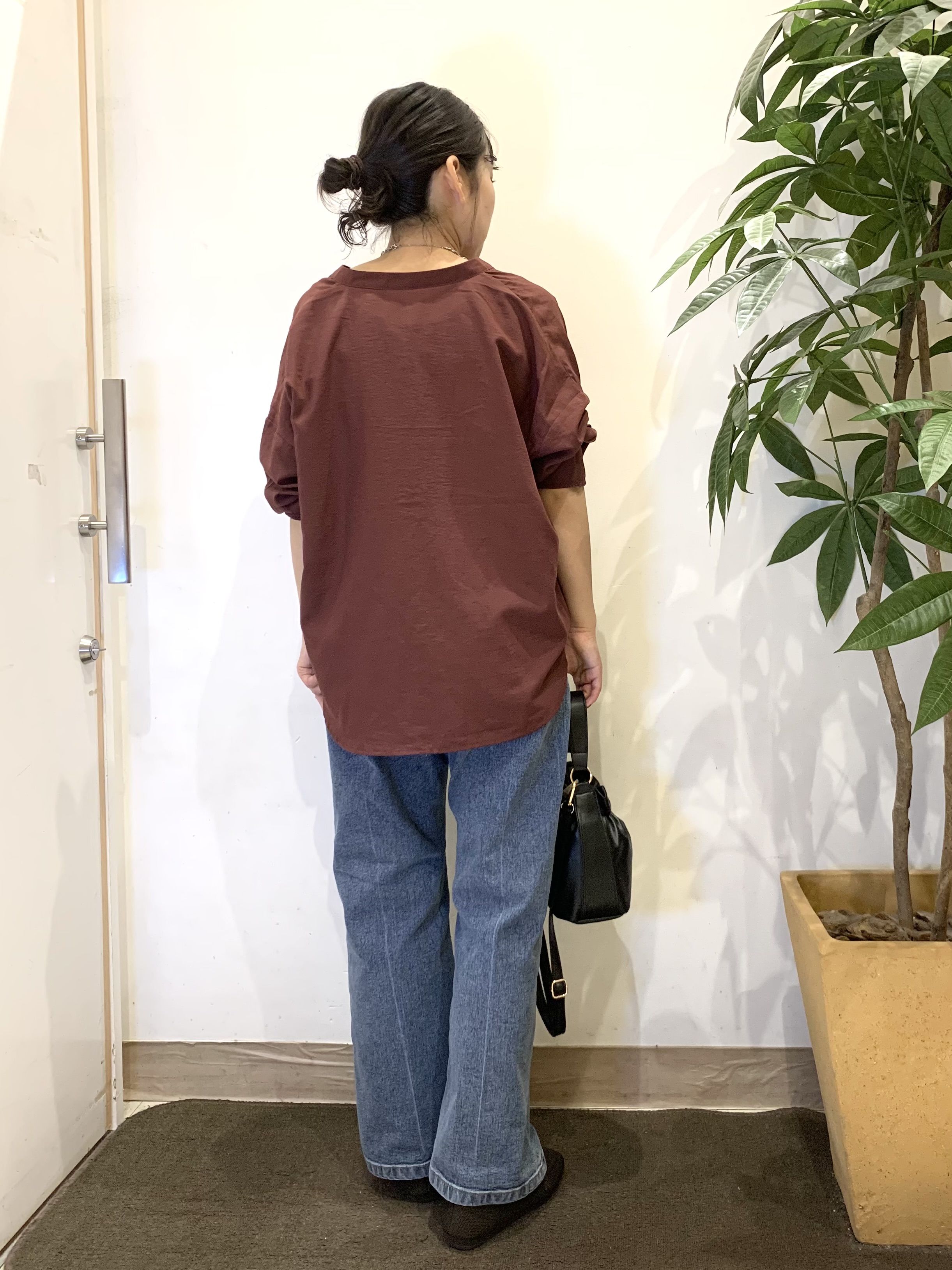 ちゃろさんの「SHOO･LA･RUE｜【洗濯後しわになりにくい/S-LL】こなれ見え ゆるっと キーネック金ボタンポケットシャツ」を使ったコーディネート