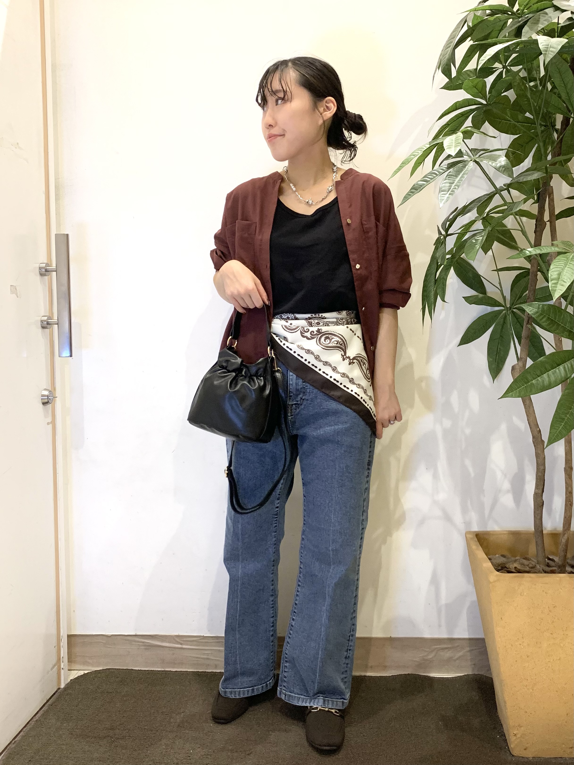 ちゃろさんの「SHOO･LA･RUE｜【洗濯後しわになりにくい/S-LL】こなれ見え ゆるっと キーネック金ボタンポケットシャツ」を使ったコーディネート