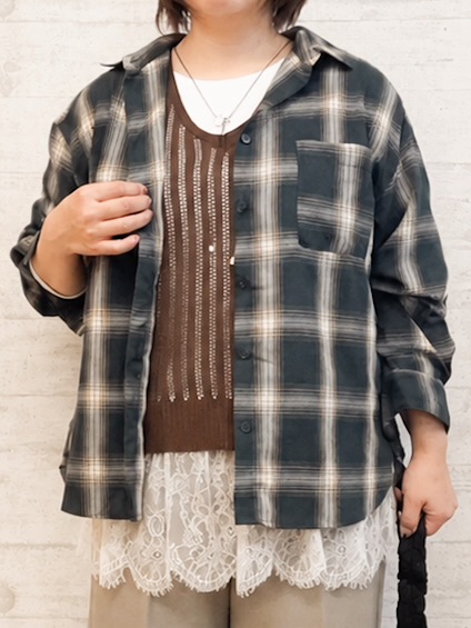 yocchiさんの「SHOO･LA･RUE｜【洗濯後しわになりにくい/S-LL】気分で選ぶ 大人のデイリー使いに ベーシックシャツ」を使ったコーディネート
