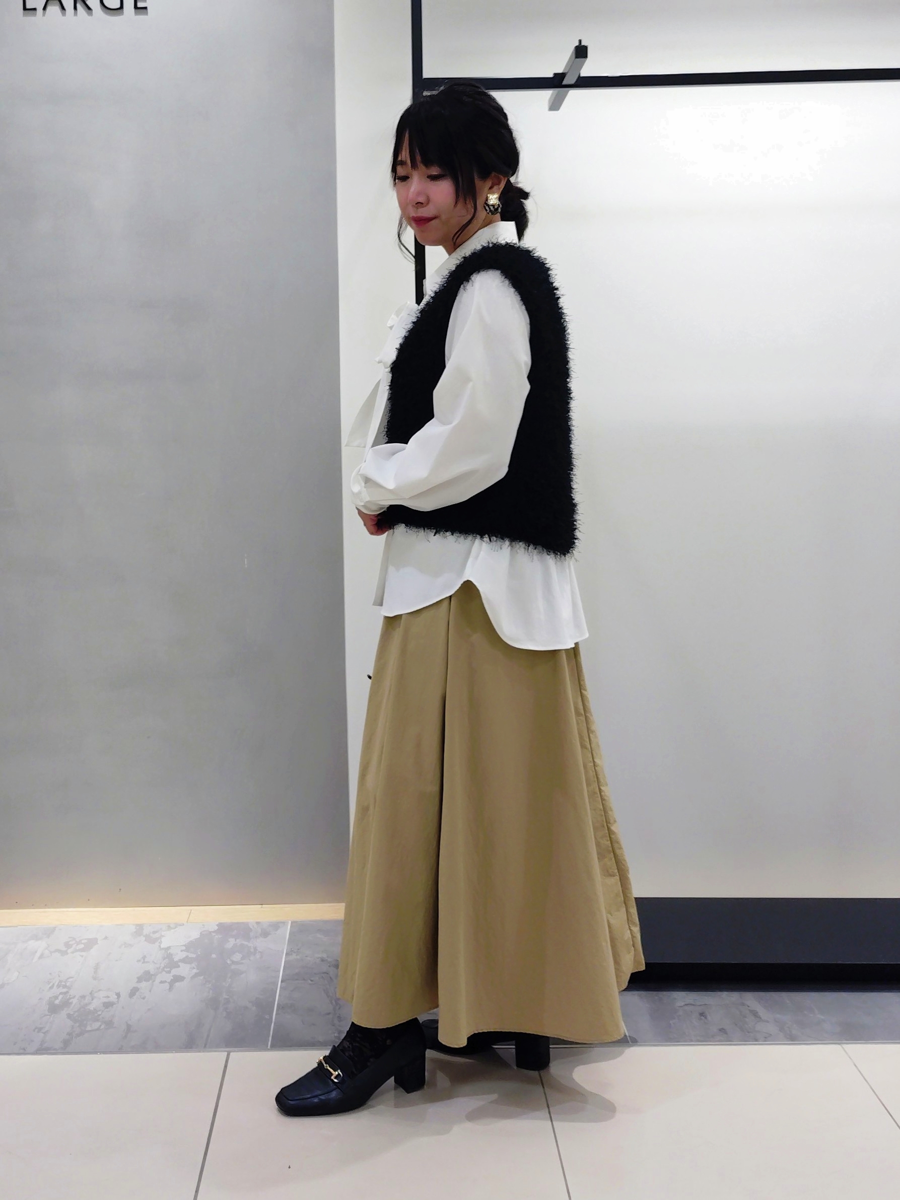 TOMOMIさんの「INDIVI｜【洗える】ファンシーヤーンVネックニットベスト」を使ったコーディネート