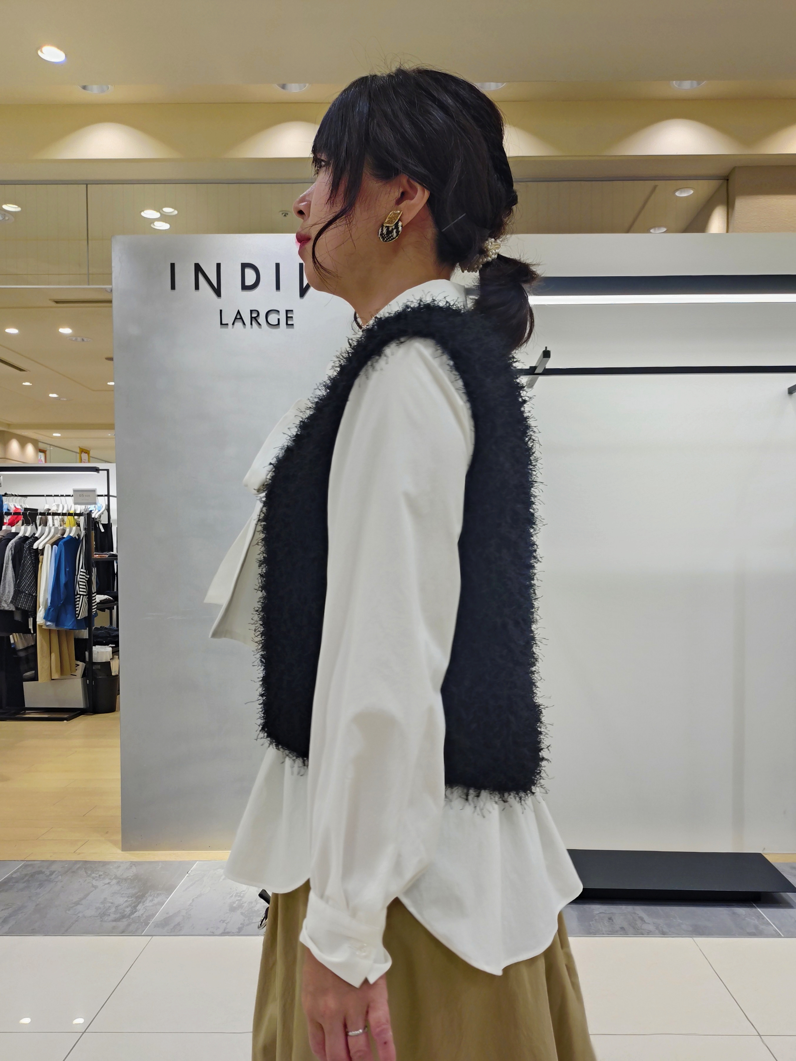 TOMOMIさんの「INDIVI｜【洗える】ファンシーヤーンVネックニットベスト」を使ったコーディネート