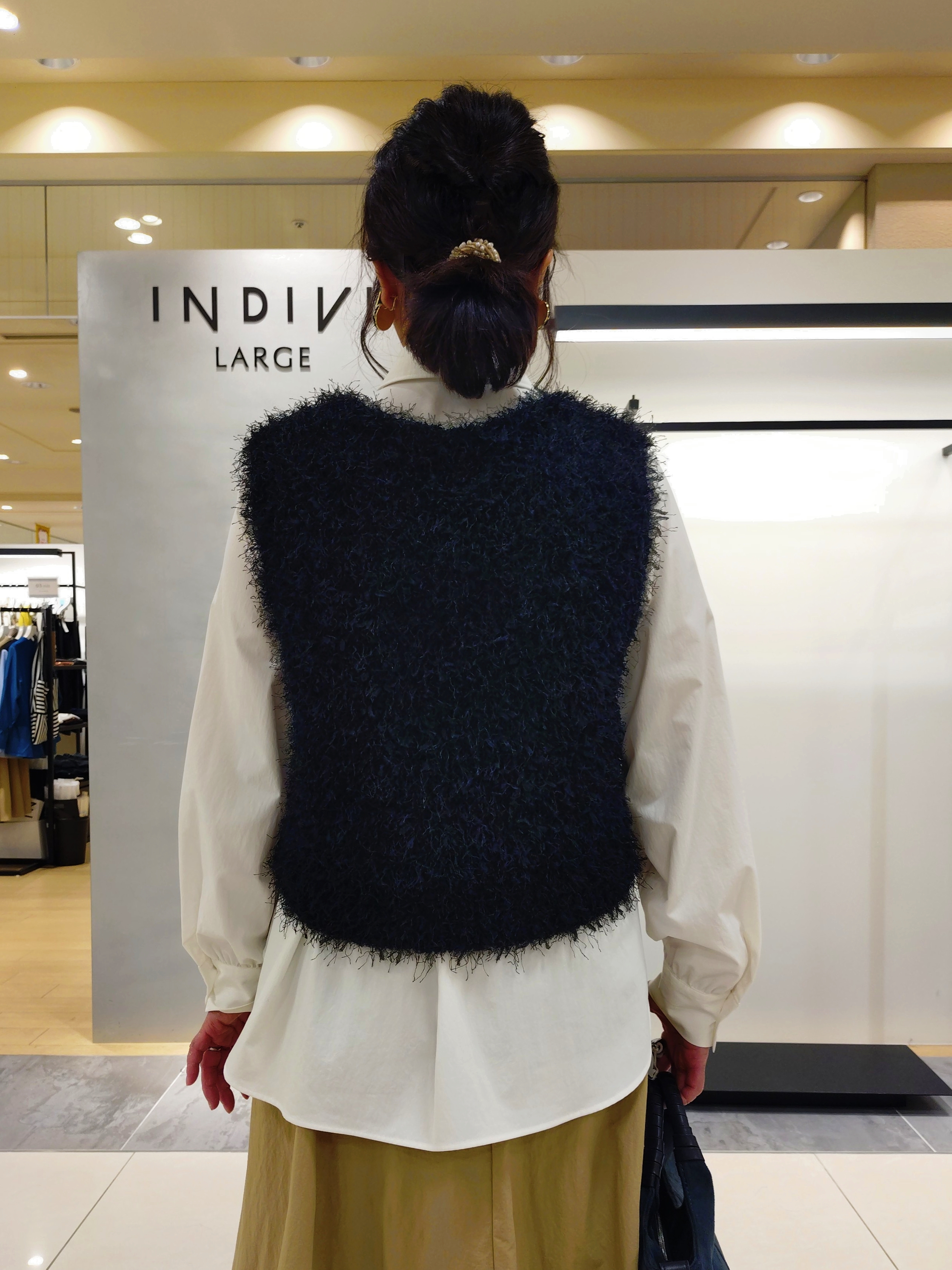 TOMOMIさんの「INDIVI｜【洗える】ファンシーヤーンVネックニットベスト」を使ったコーディネート