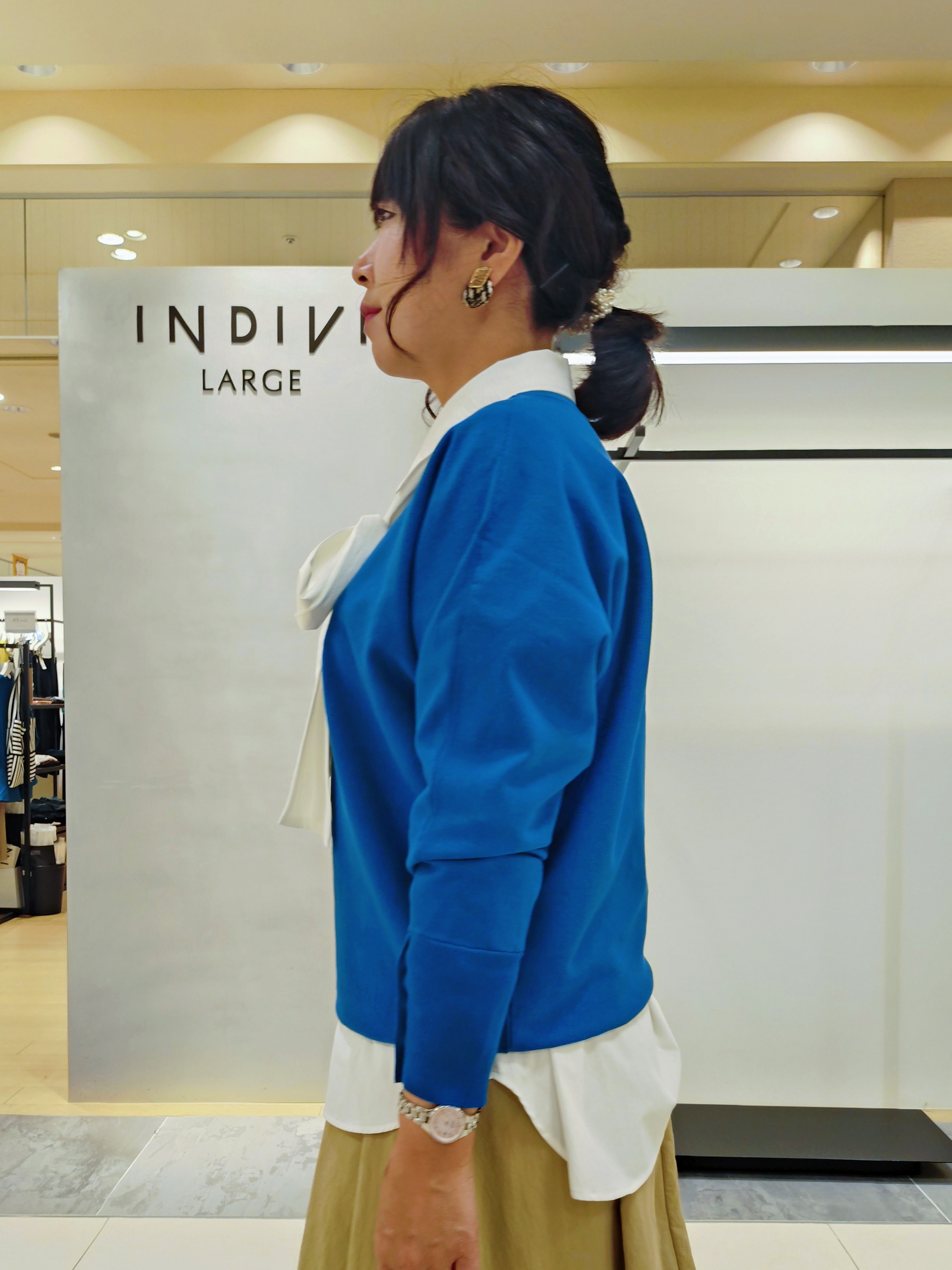 TOMOMIさんの「INDIVI｜【撥水／裏地なし軽量】ギャザーボリュームスカート」を使ったコーディネート