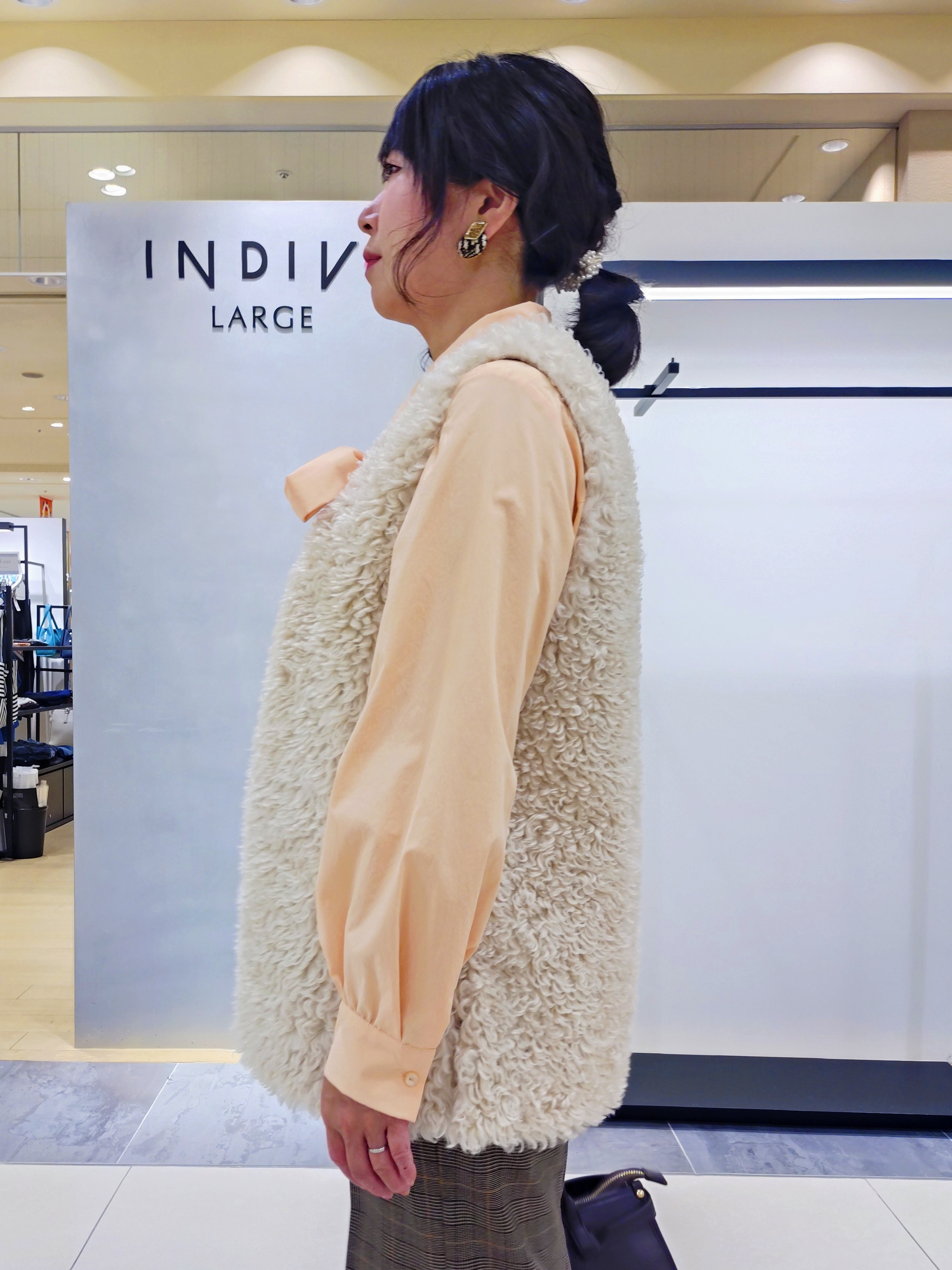 TOMOMIさんの「INDIVI｜【羽織るだけでお洒落】カールエコファー ジレ」を使ったコーディネート