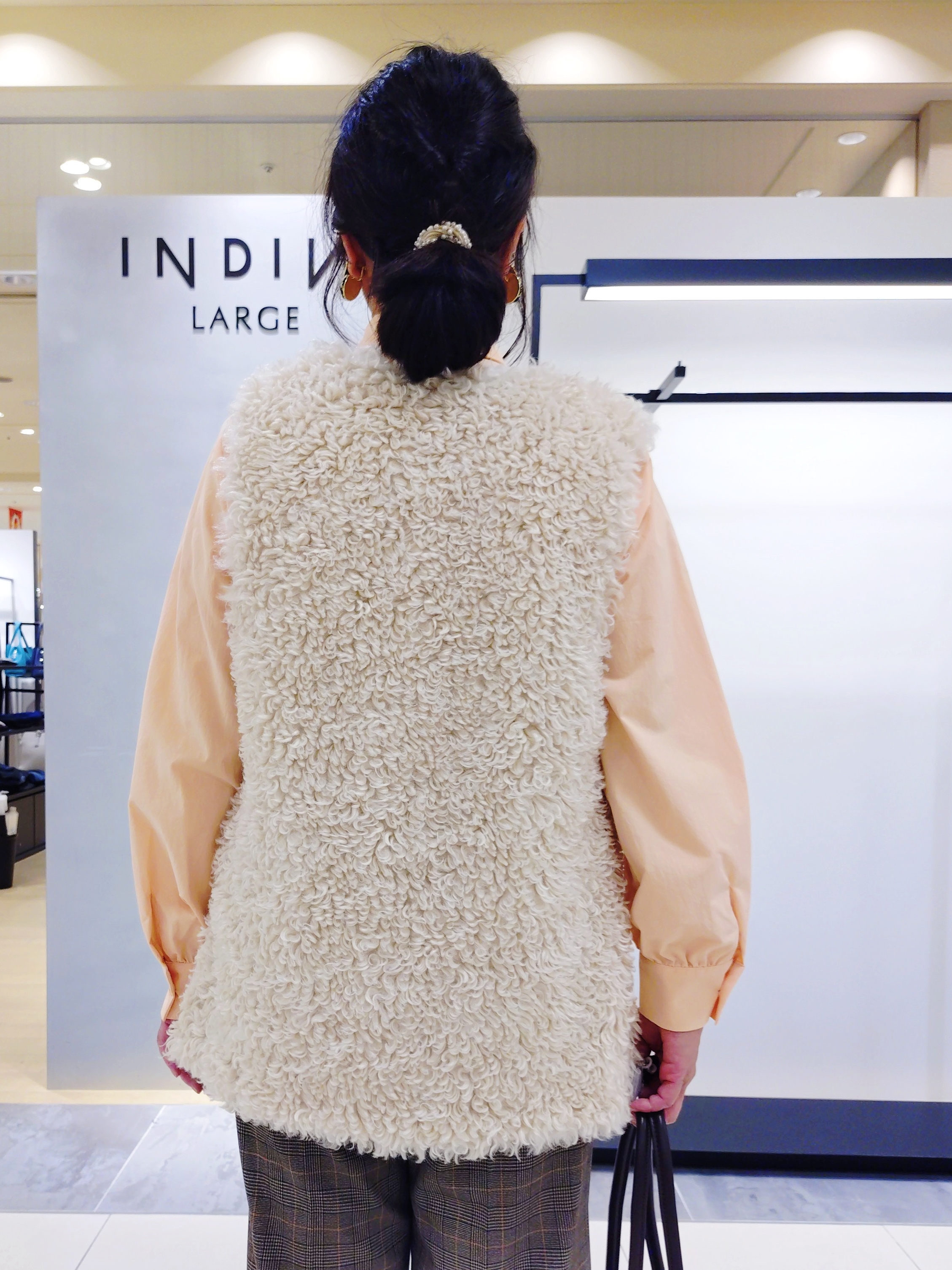 TOMOMIさんの「INDIVI｜【羽織るだけでお洒落】カールエコファー ジレ」を使ったコーディネート