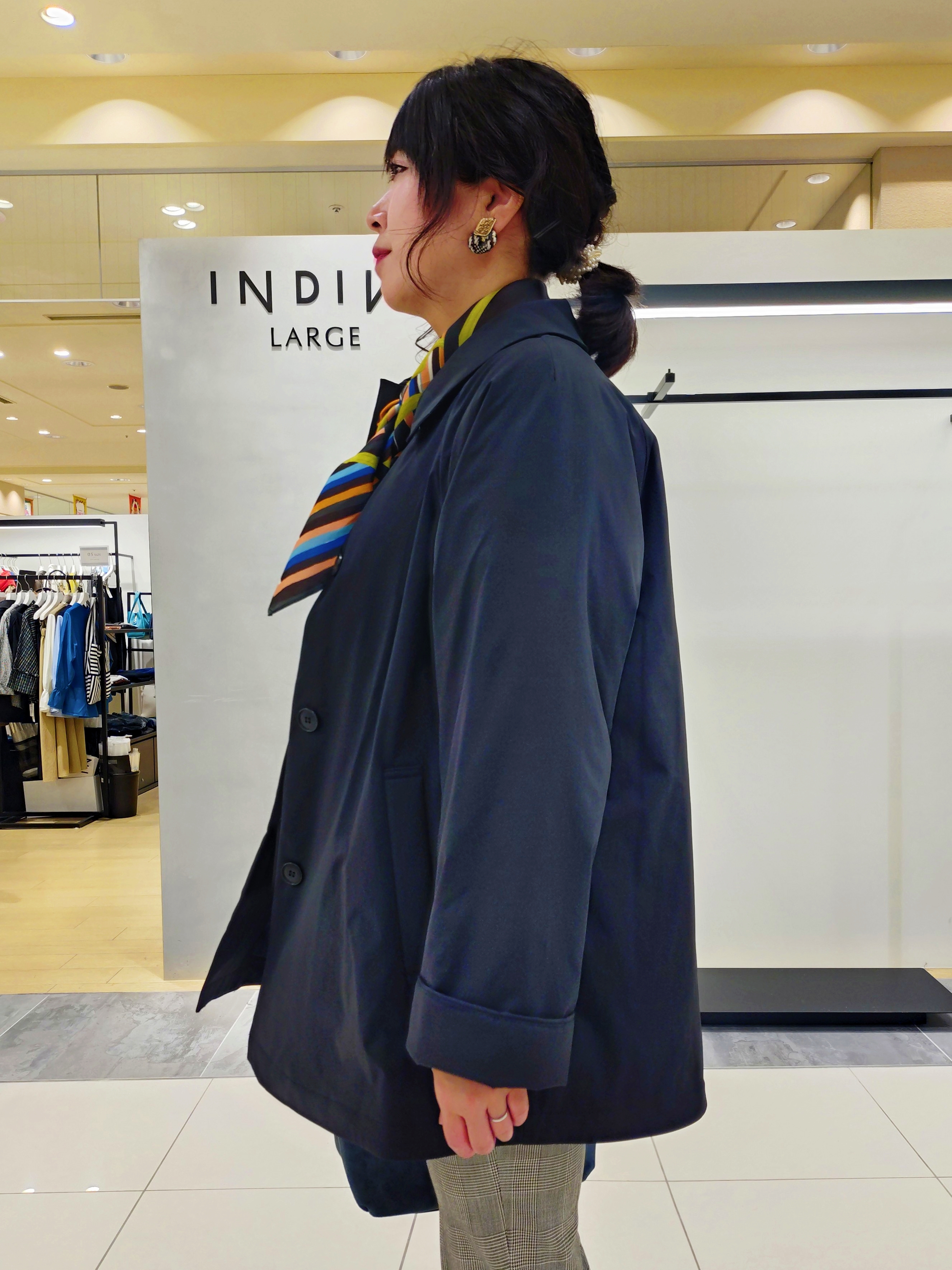 TOMOMIさんの「INDIVI｜【合皮／ショルダー付】スエード調ミドルバッグ」を使ったコーディネート