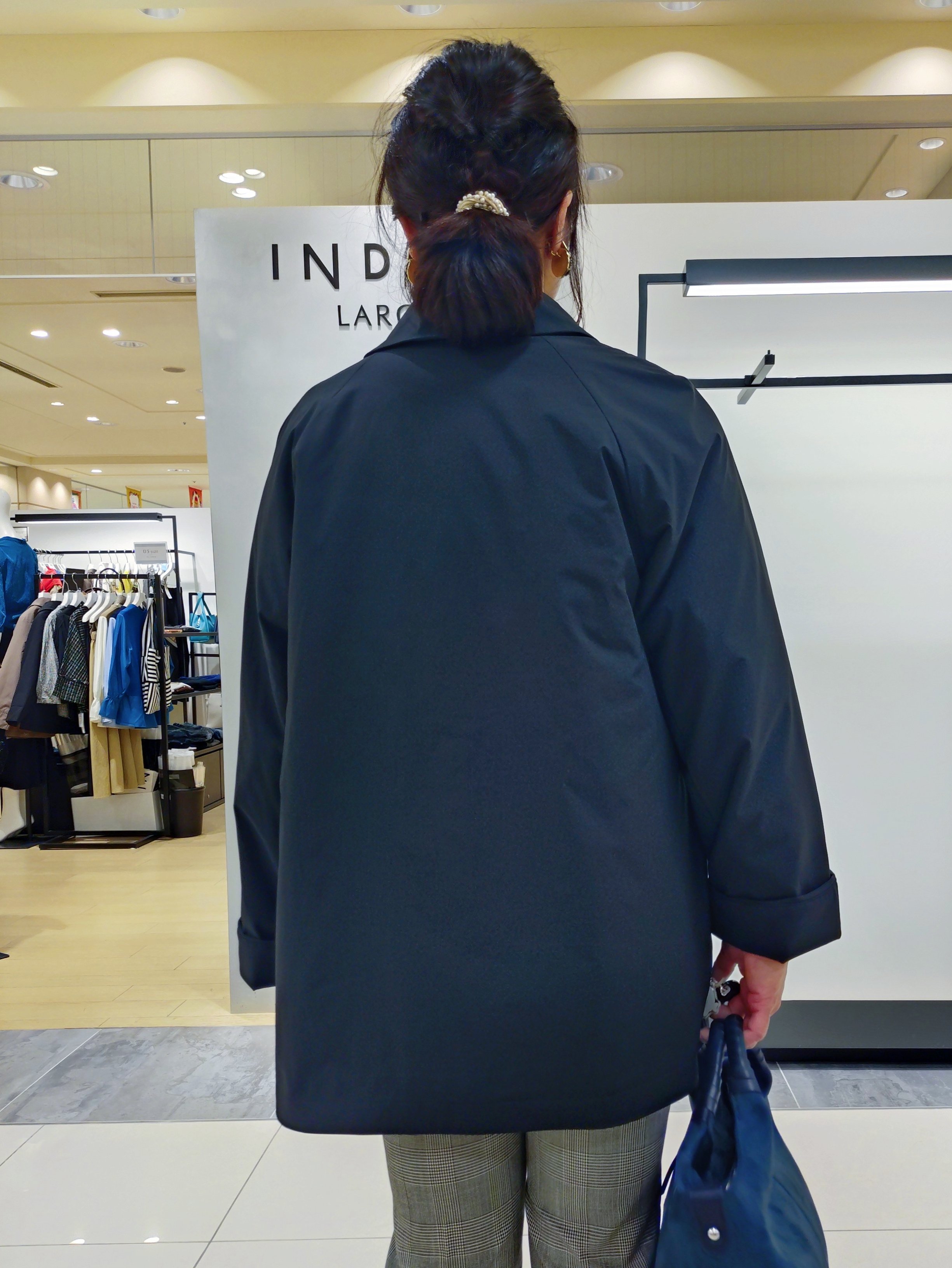 TOMOMIさんの「INDIVI｜【合皮／ショルダー付】スエード調ミドルバッグ」を使ったコーディネート