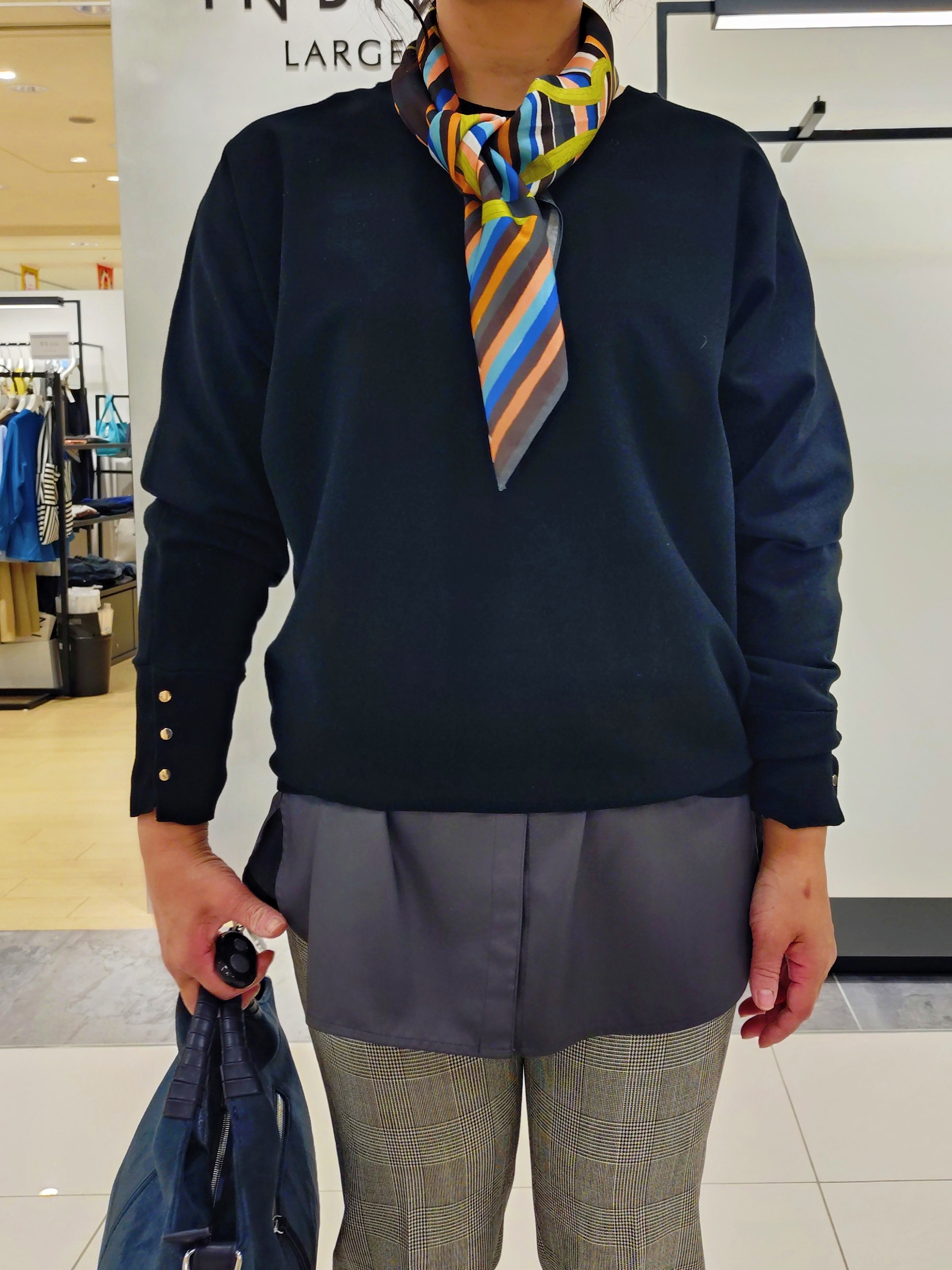 TOMOMIさんの「INDIVI｜【合皮／ショルダー付】スエード調ミドルバッグ」を使ったコーディネート