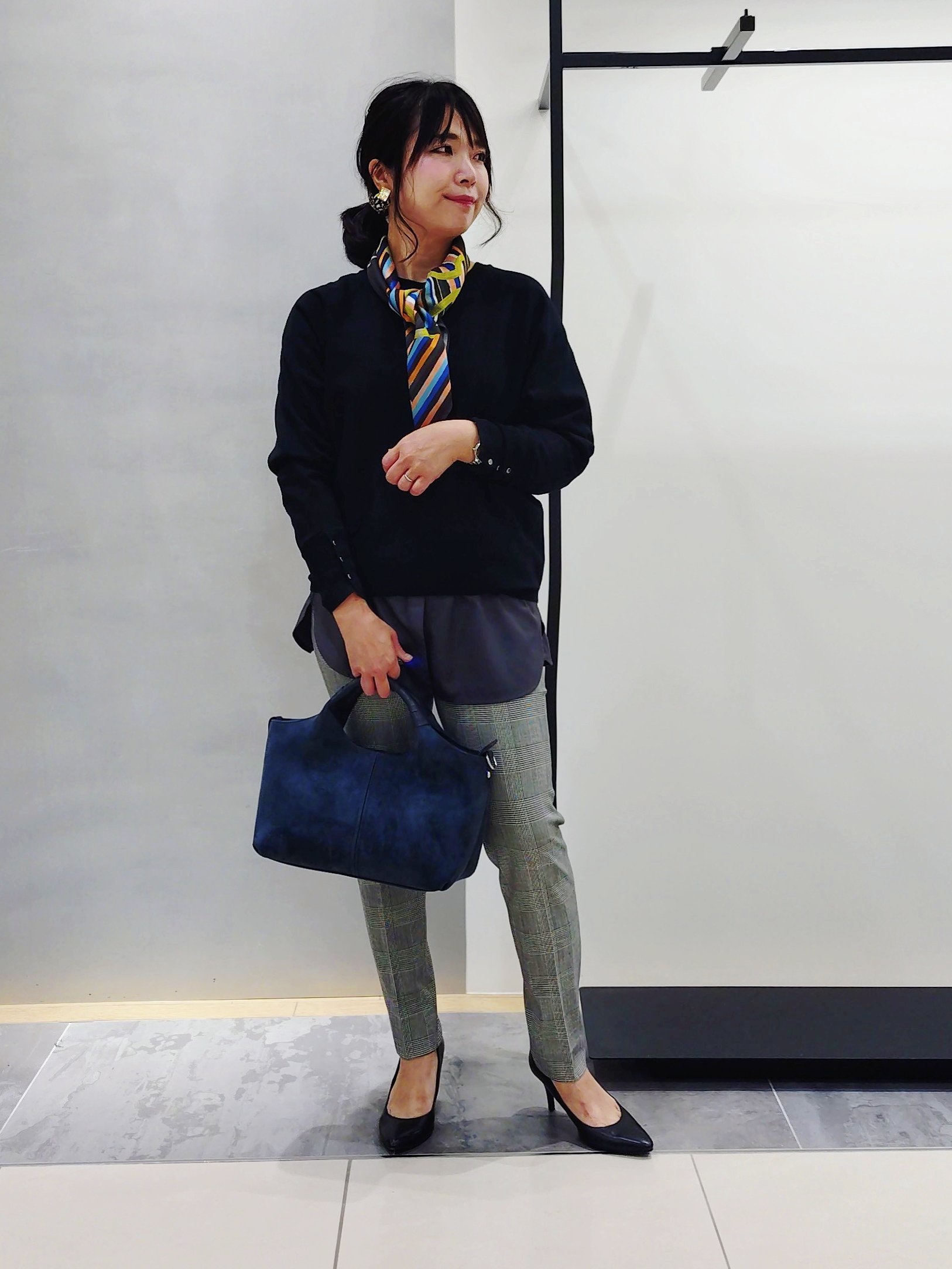 TOMOMIさんの「INDIVI｜【合皮／ショルダー付】スエード調ミドルバッグ」を使ったコーディネート