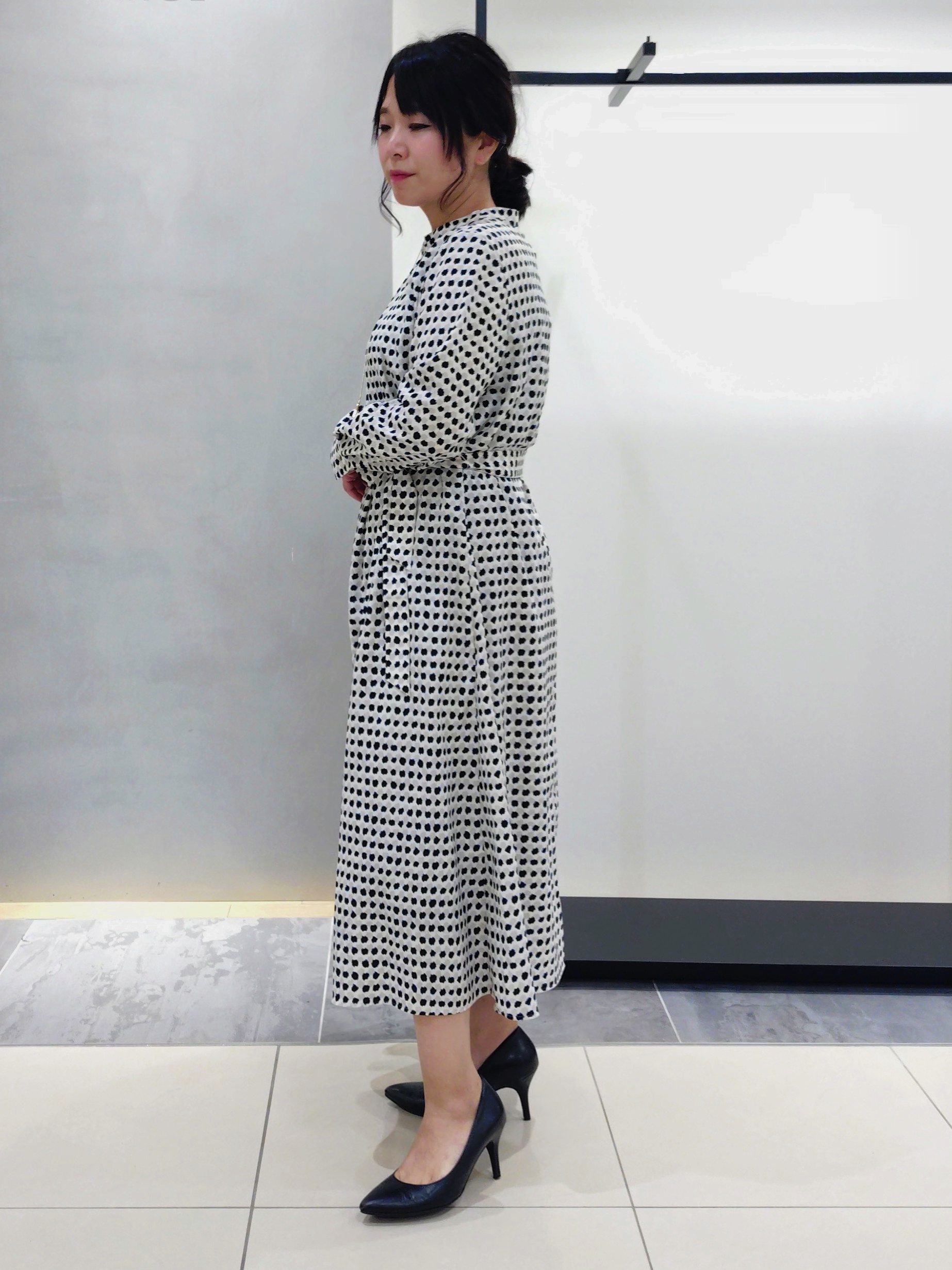 TOMOMIさんの「INDIVI｜【美シルエット／ベルト付】幾何学ドット柄プリントワンピース」を使ったコーディネート
