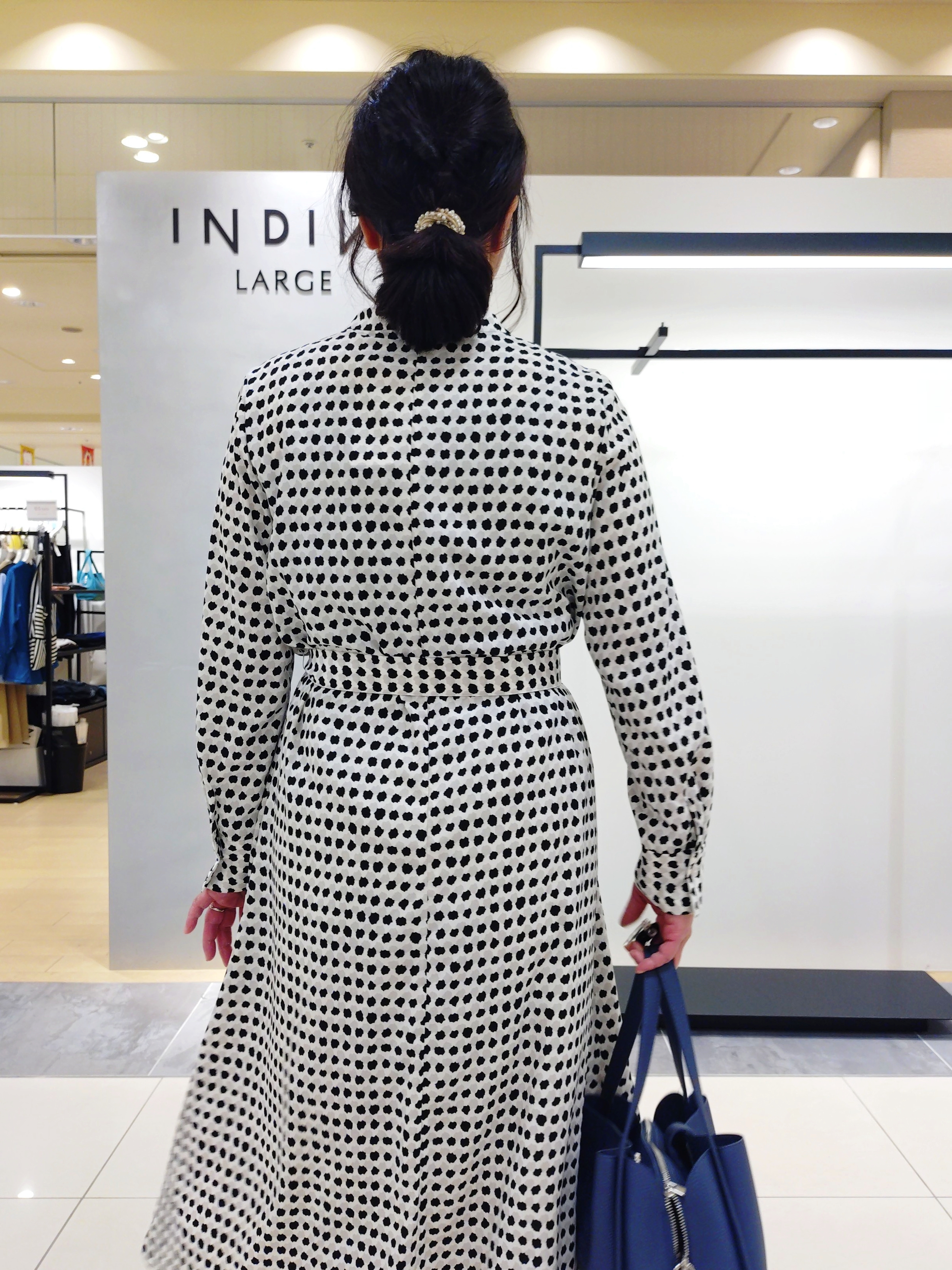 TOMOMIさんの「INDIVI｜【美シルエット／ベルト付】幾何学ドット柄プリントワンピース」を使ったコーディネート