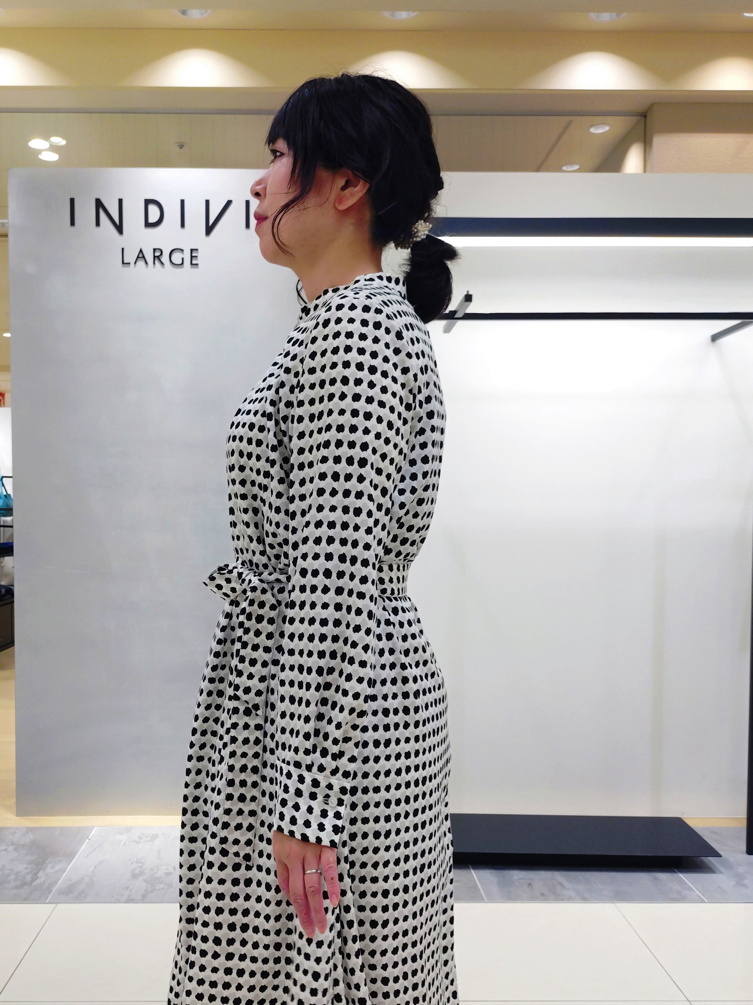 TOMOMIさんの「INDIVI｜【美シルエット／ベルト付】幾何学ドット柄プリントワンピース」を使ったコーディネート