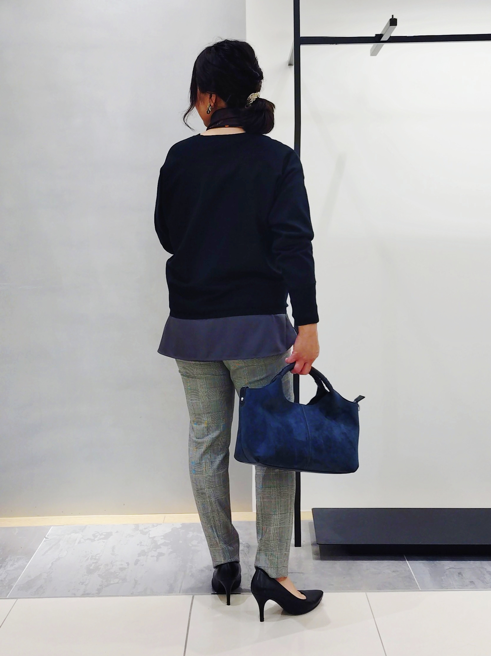 TOMOMIさんの「INDIVI｜【70&times;70cm】ランダムストライプスカーフ」を使ったコーディネート