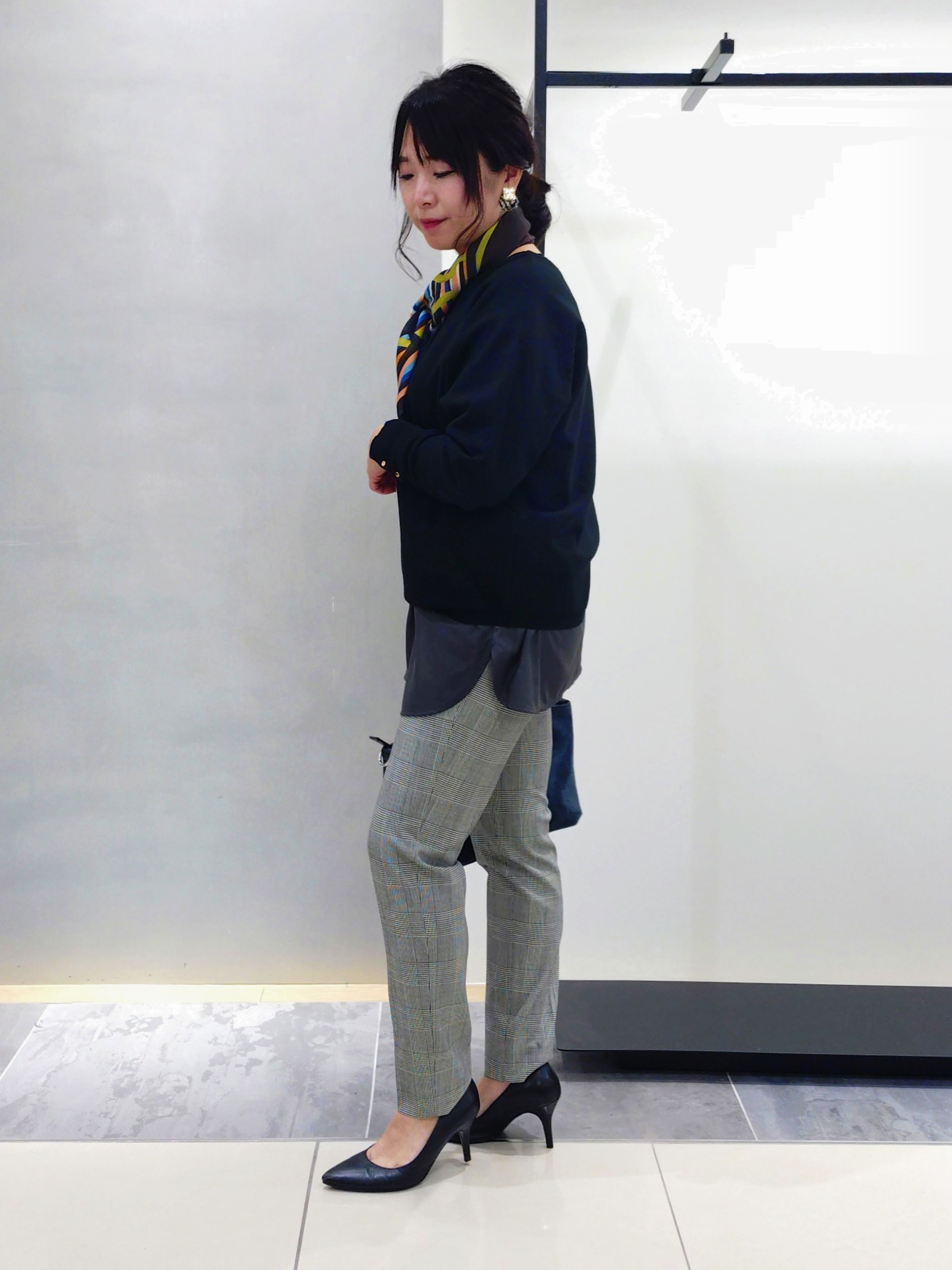 TOMOMIさんの「INDIVI｜【70&times;70cm】ランダムストライプスカーフ」を使ったコーディネート