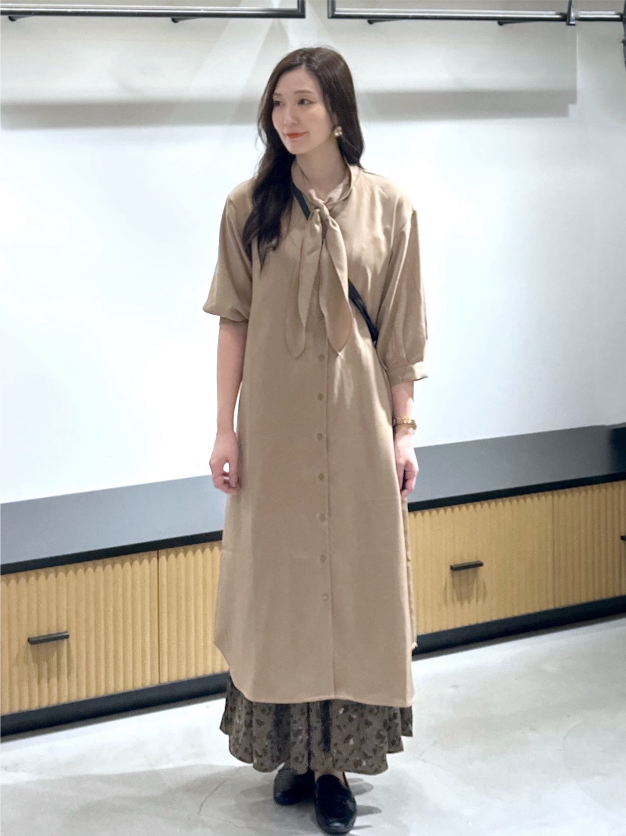 keito.iさんの「OPAQUE.CLIP｜【森絵梨佳さん着用】ボウタイ付きシャツワンピース《洗濯機OK》」を使ったコーディネート