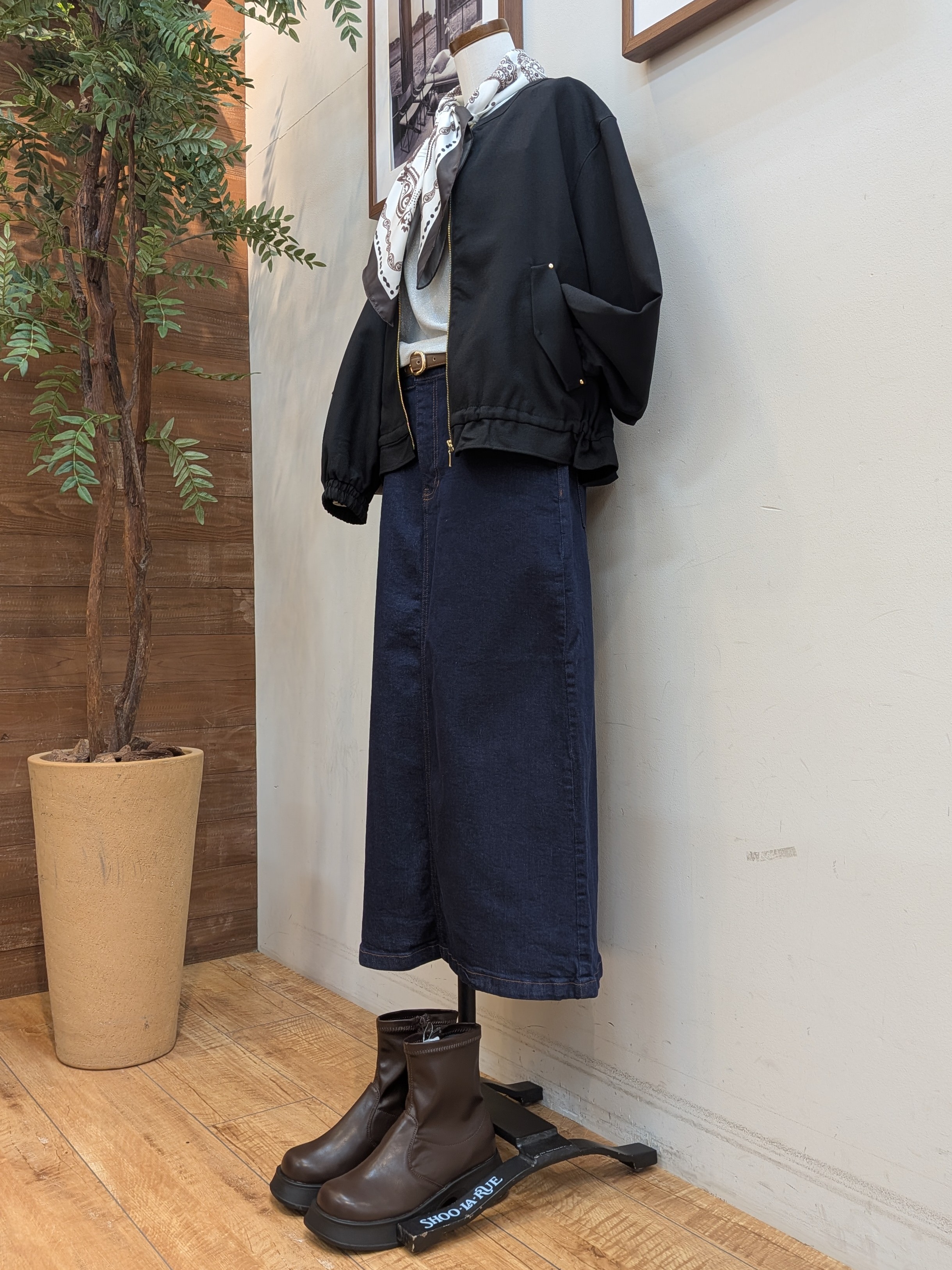 うっちーさんの「SHOO･LA･RUE｜【洗濯後しわになりにくい/S-LL】裾ドロストフリルブルゾン」を使ったコーディネート