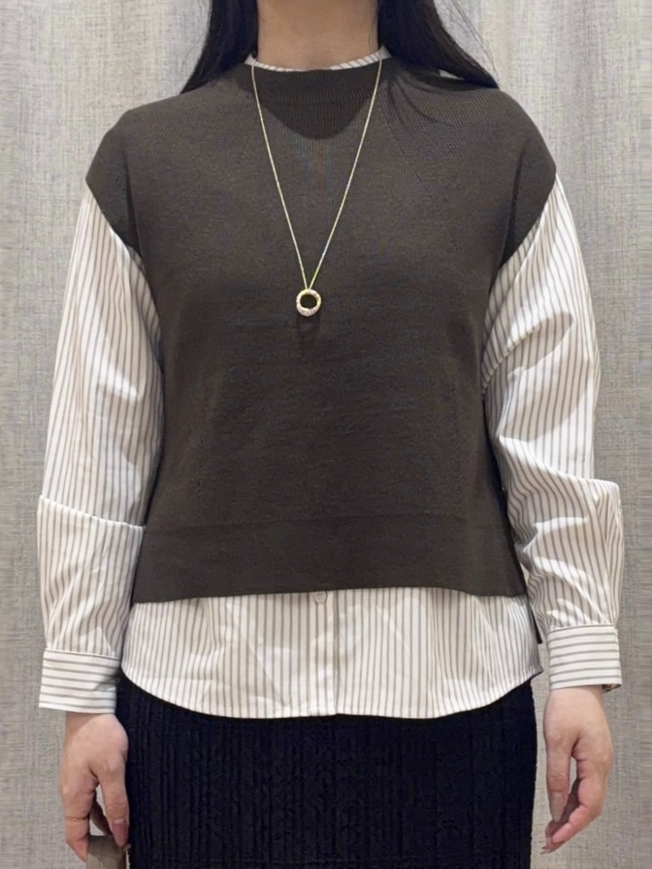 minamiさんの「grove｜【2点セット/時短・着回し】ニットベスト&times;シャツ」を使ったコーディネート