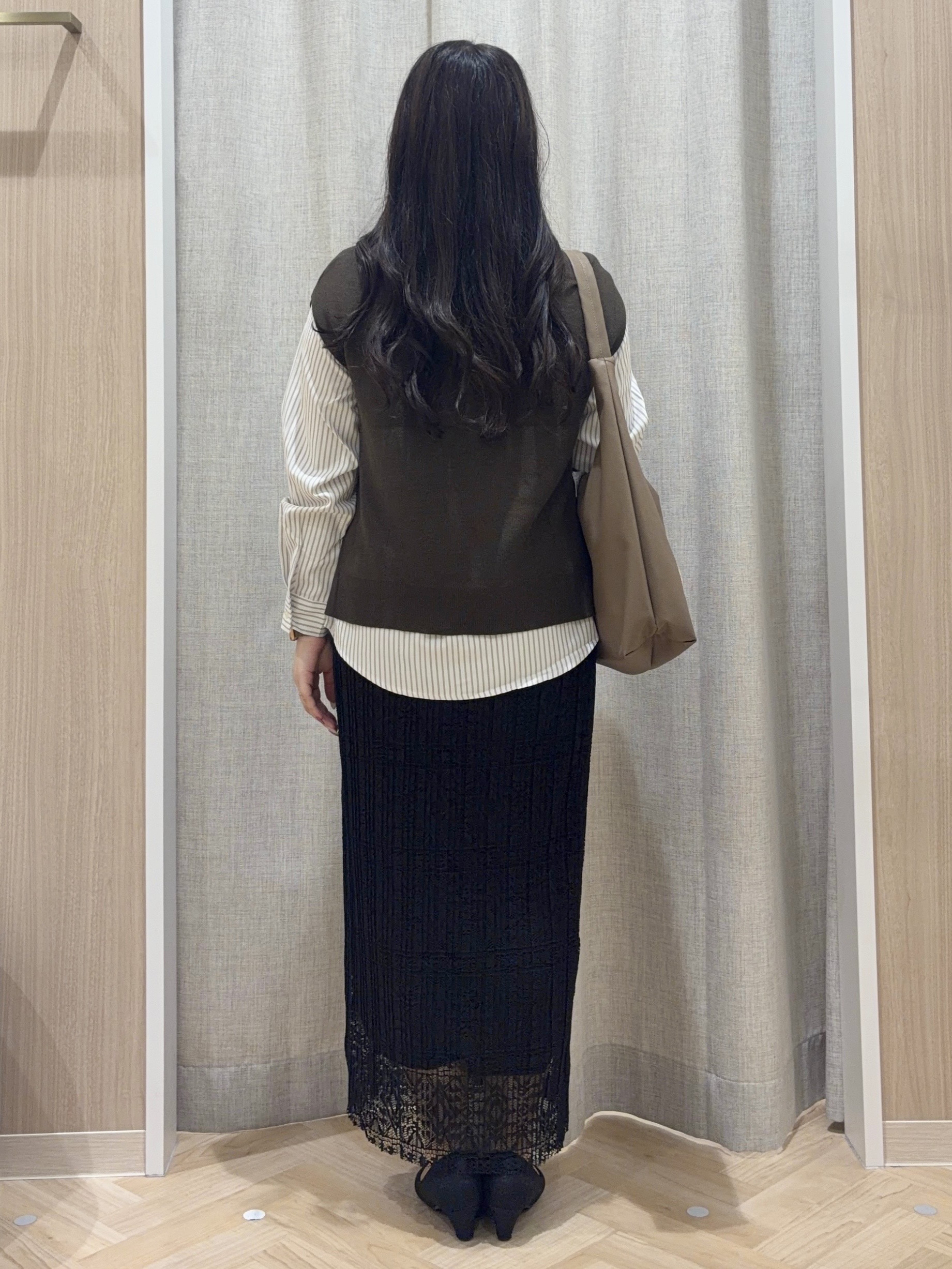 minamiさんの「grove｜【2点セット/時短・着回し】ニットベスト&times;シャツ」を使ったコーディネート