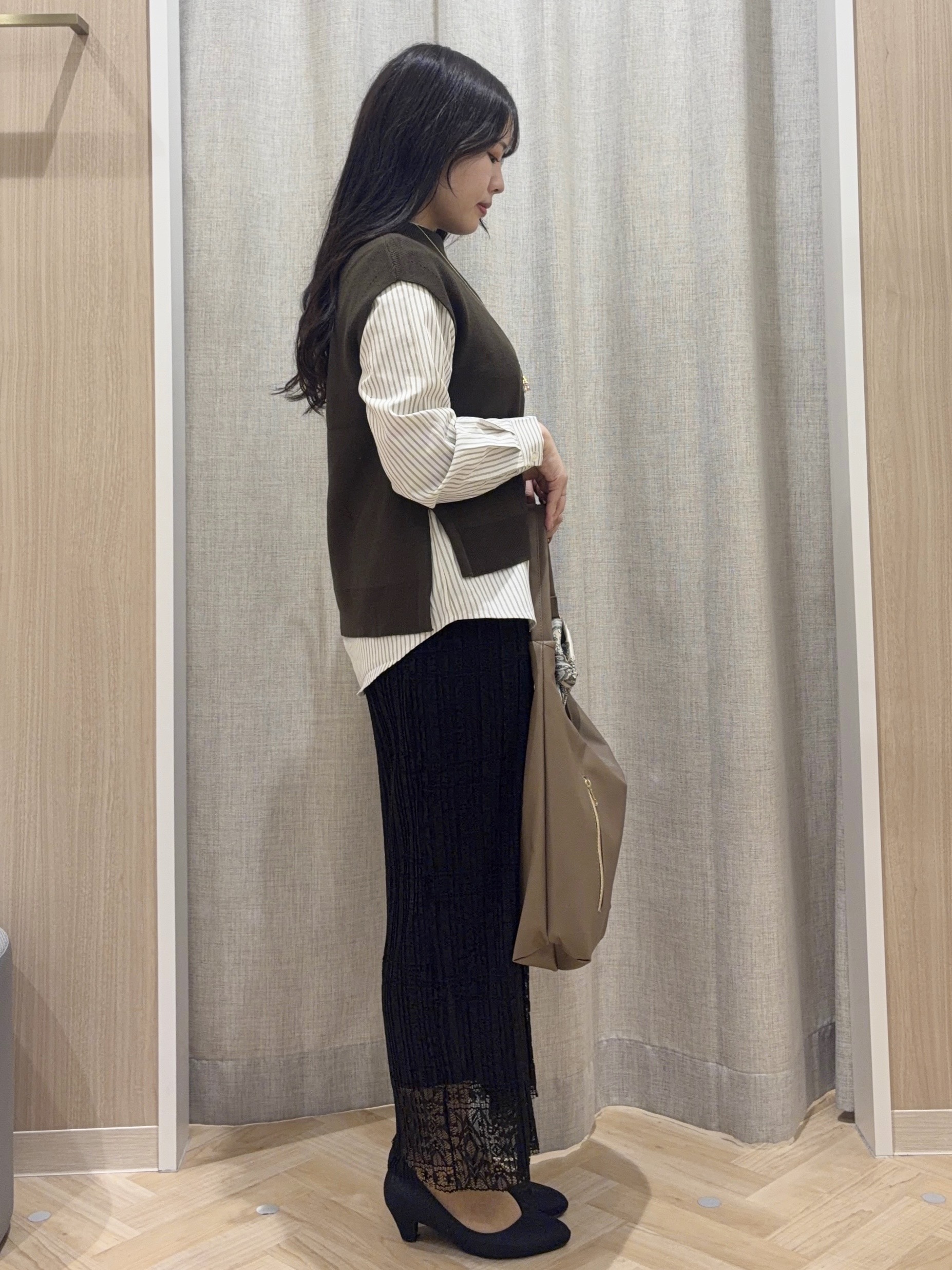 minamiさんの「grove｜【2点セット/時短・着回し】ニットベスト&times;シャツ」を使ったコーディネート