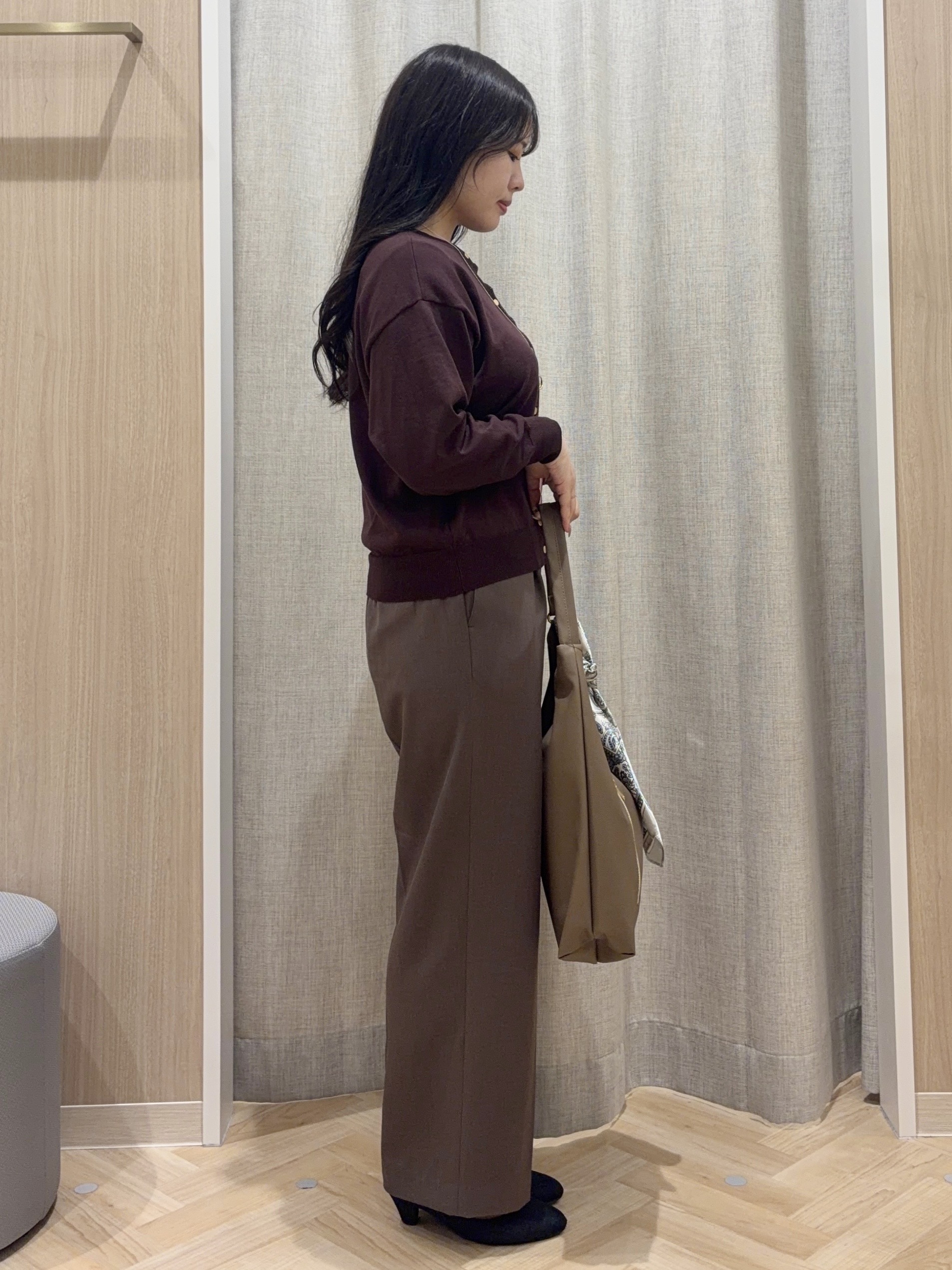 minamiさんの「grove｜【前後2WAY】さりげなく、上品にきらめく ニットカーディガン」を使ったコーディネート
