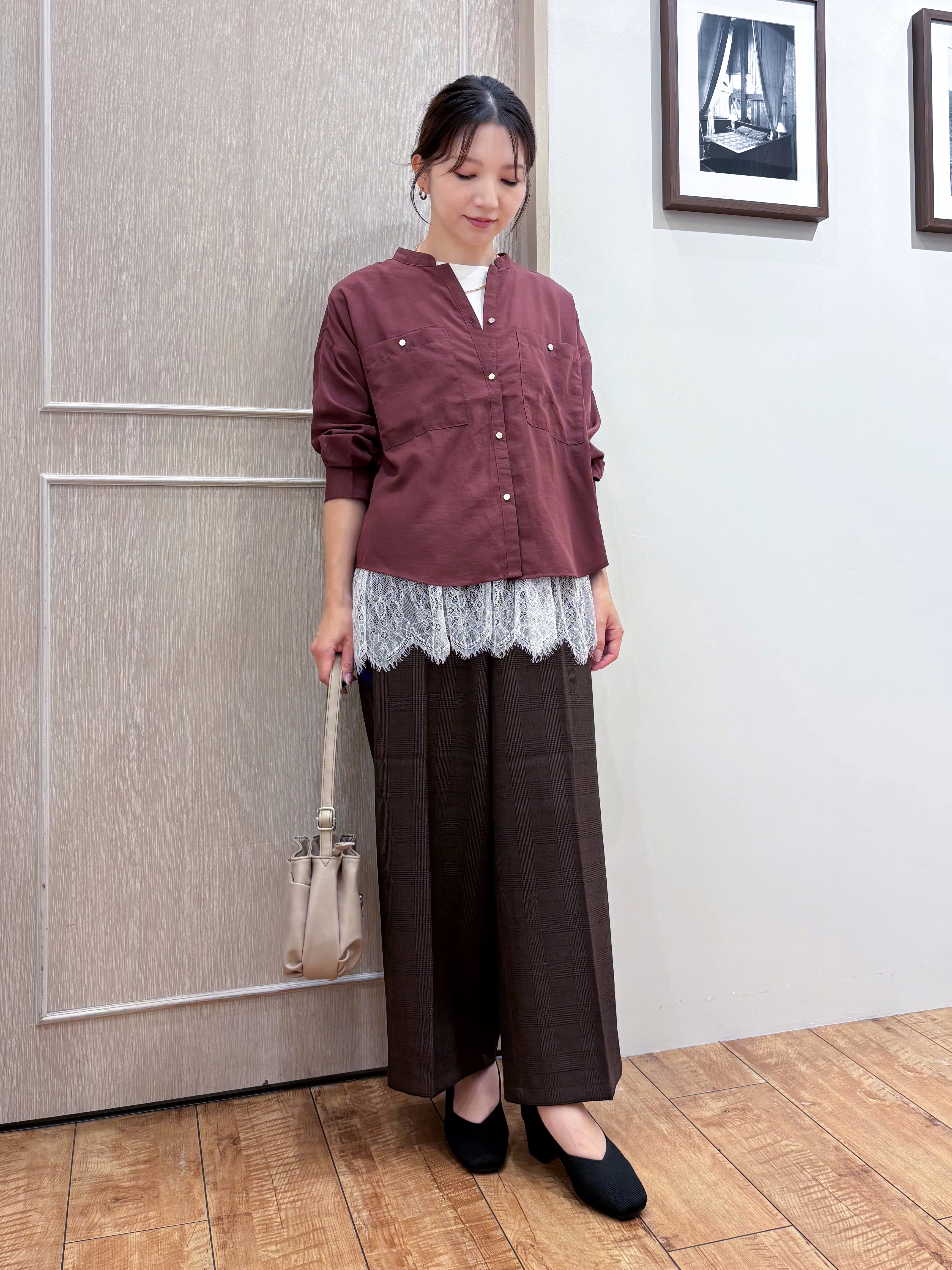 なみさんの「SHOO･LA･RUE｜【洗濯後しわになりにくい/S-LL】キーネック金ボタンポケットシャツ」を使ったコーディネート