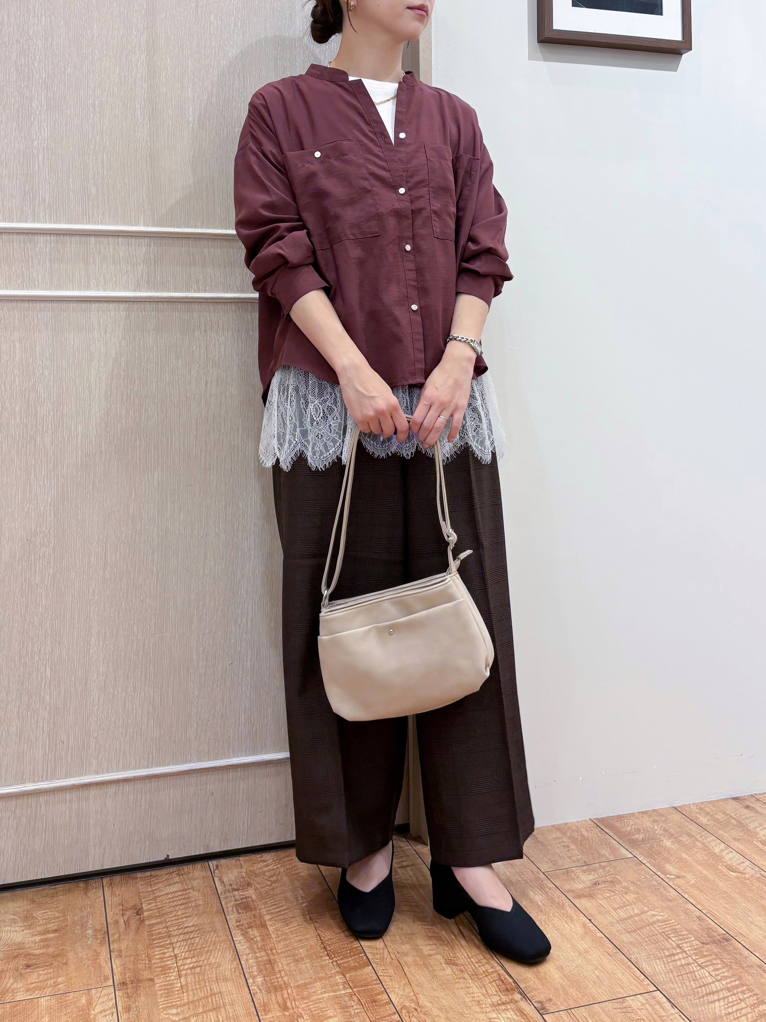 なみさんの「SHOO･LA･RUE｜【洗濯後しわになりにくい/S-LL】キーネック金ボタンポケットシャツ」を使ったコーディネート