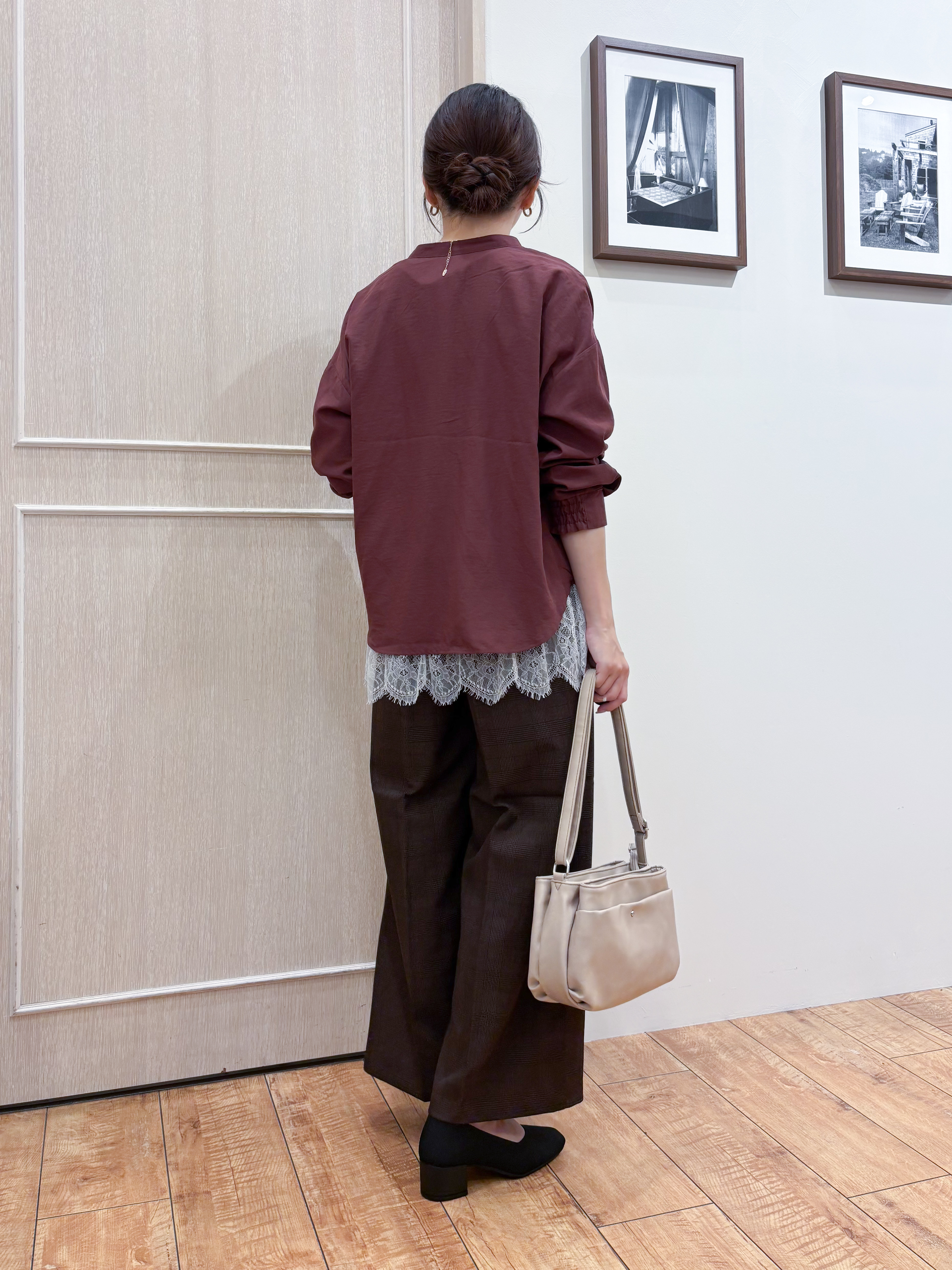 なみさんの「SHOO･LA･RUE｜【洗濯後しわになりにくい/S-LL】キーネック金ボタンポケットシャツ」を使ったコーディネート
