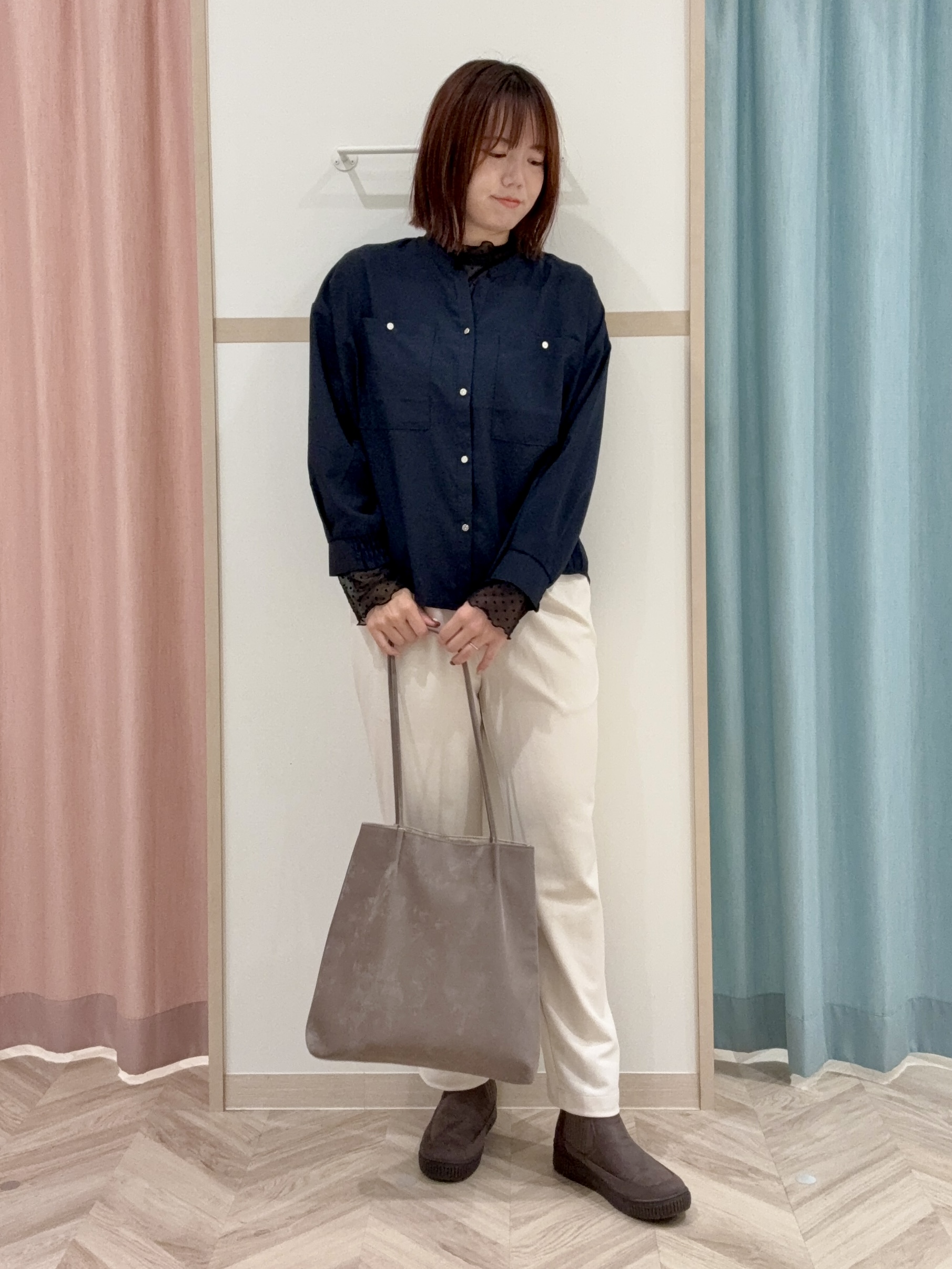 kさんの「SHOO･LA･RUE｜【洗濯後しわになりにくい/S-LL】こなれ見え ゆるっと キーネック金ボタンポケットシャツ」を使ったコーディネート