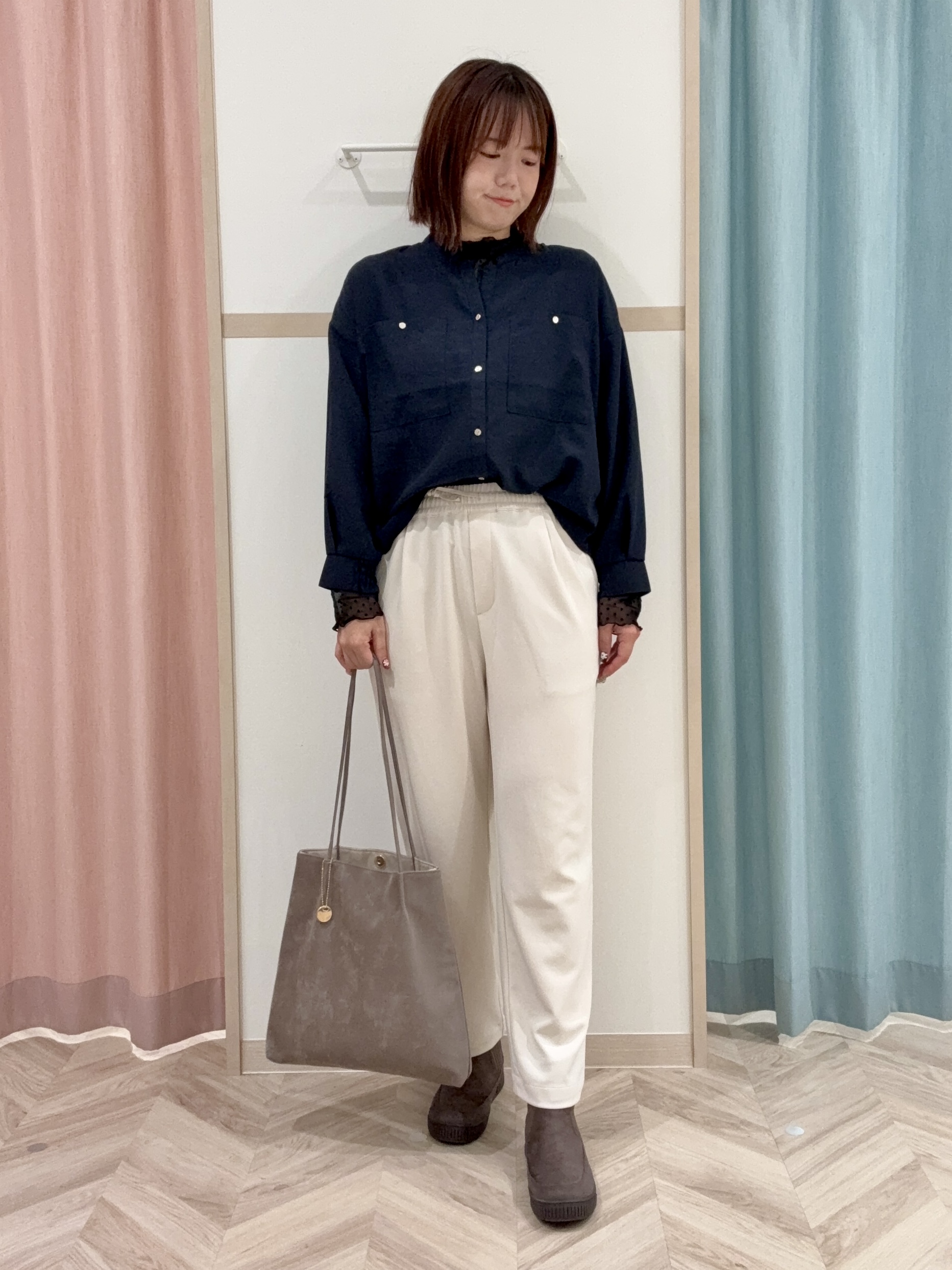 kさんの「SHOO･LA･RUE｜【洗濯後しわになりにくい/S-LL】こなれ見え ゆるっと キーネック金ボタンポケットシャツ」を使ったコーディネート