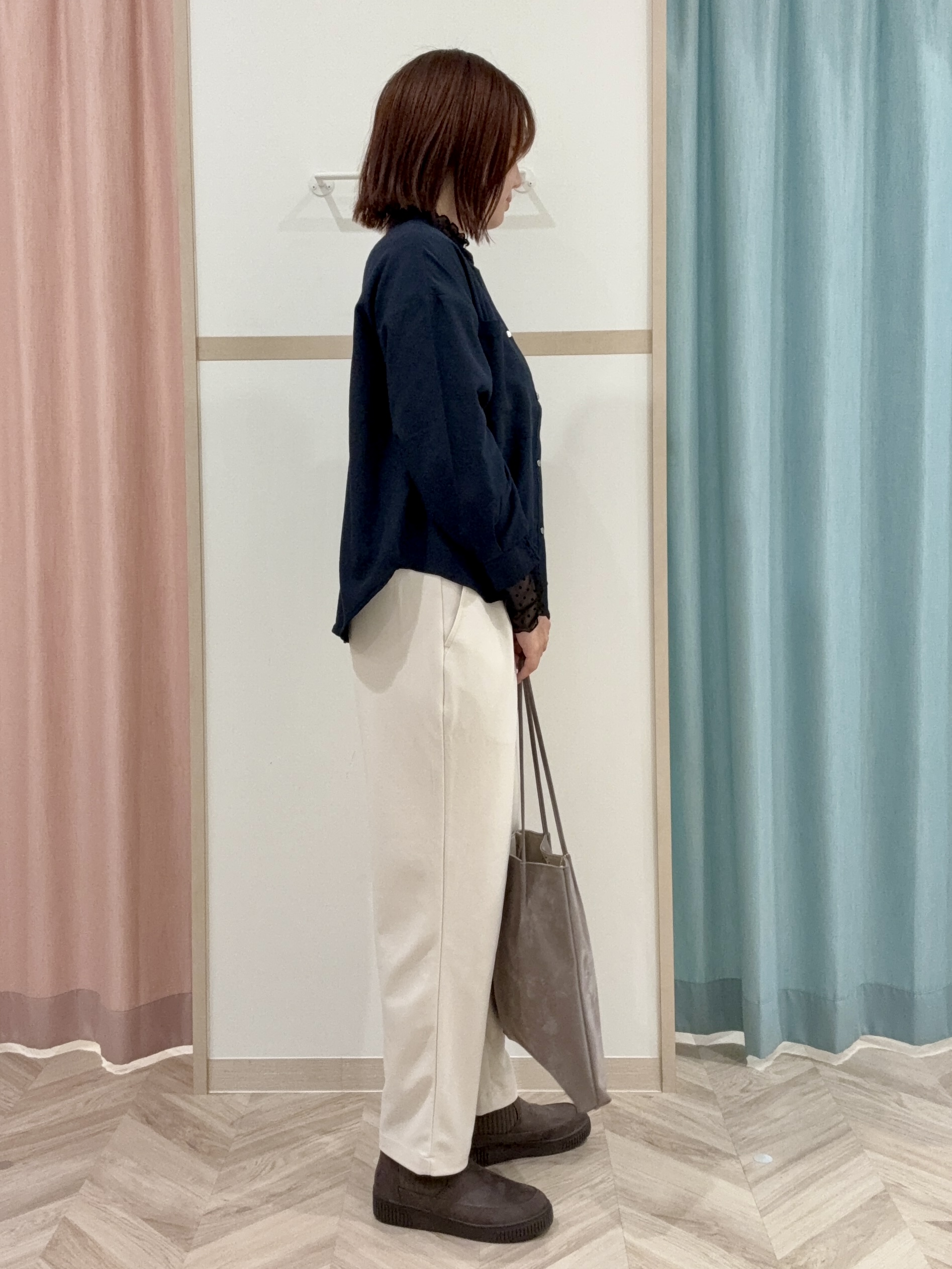 kさんの「SHOO･LA･RUE｜【洗濯後しわになりにくい/S-LL】こなれ見え ゆるっと キーネック金ボタンポケットシャツ」を使ったコーディネート