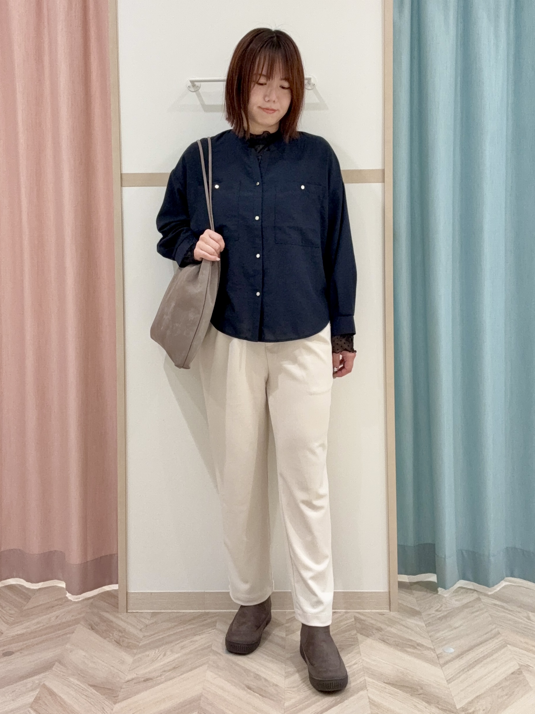 kさんの「SHOO･LA･RUE｜【洗濯後しわになりにくい/S-LL】こなれ見え ゆるっと キーネック金ボタンポケットシャツ」を使ったコーディネート