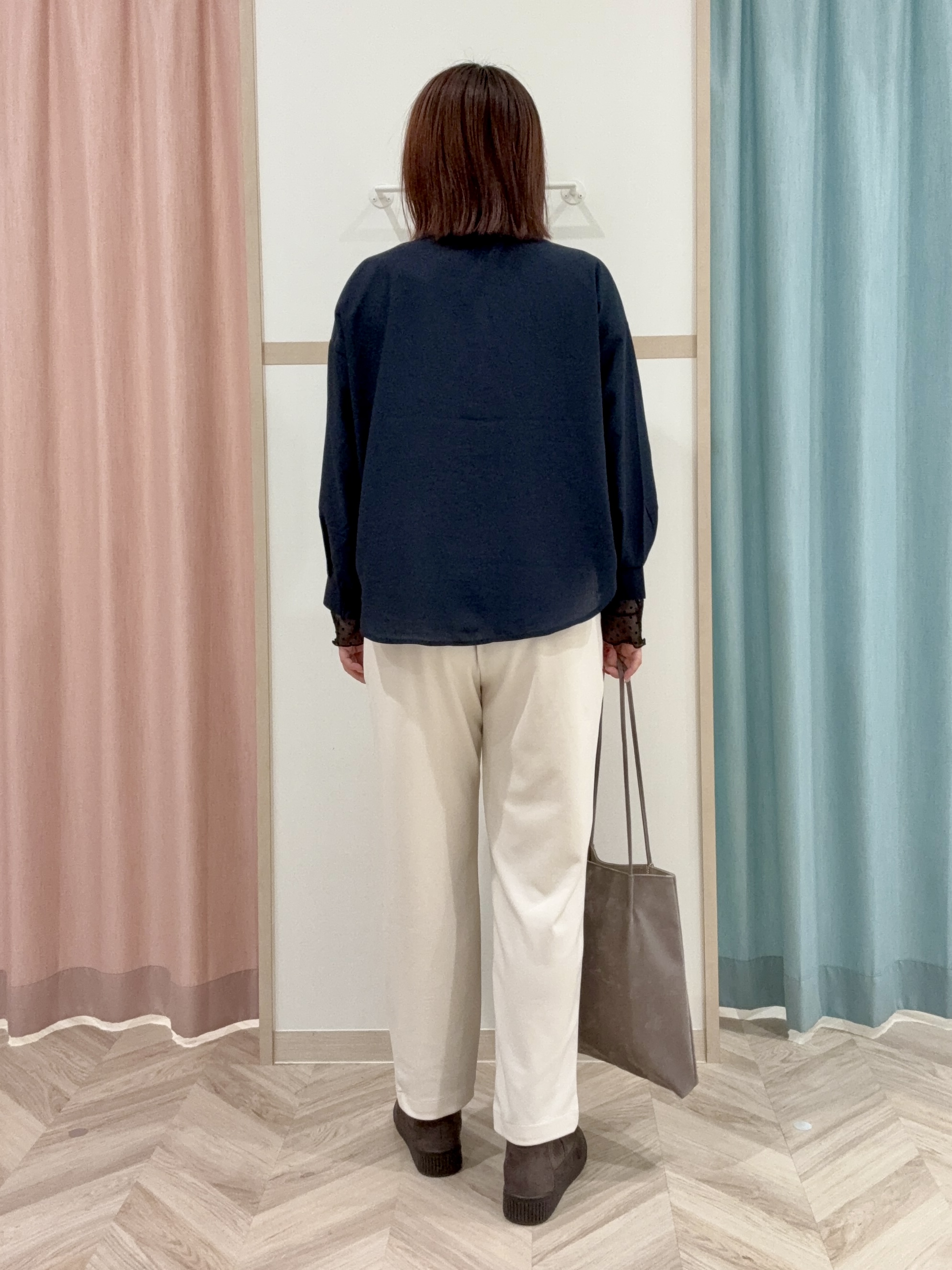 kさんの「SHOO･LA･RUE｜【洗濯後しわになりにくい/S-LL】こなれ見え ゆるっと キーネック金ボタンポケットシャツ」を使ったコーディネート