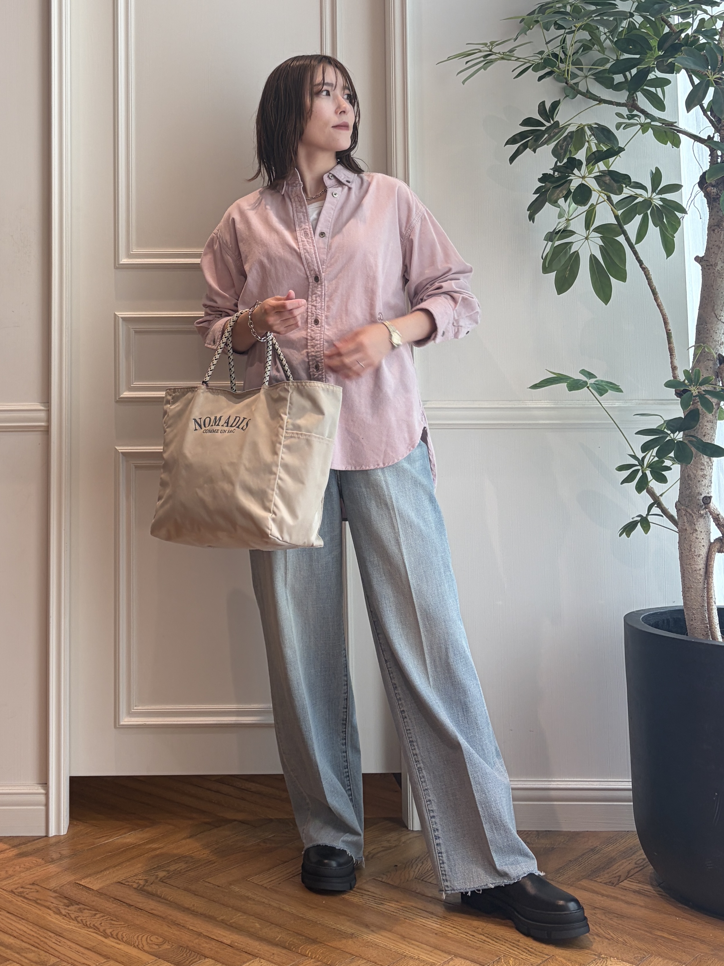 nakaoさんの「DRESSTERIOR｜センタープレス ワイドストレートデニム」を使ったコーディネート