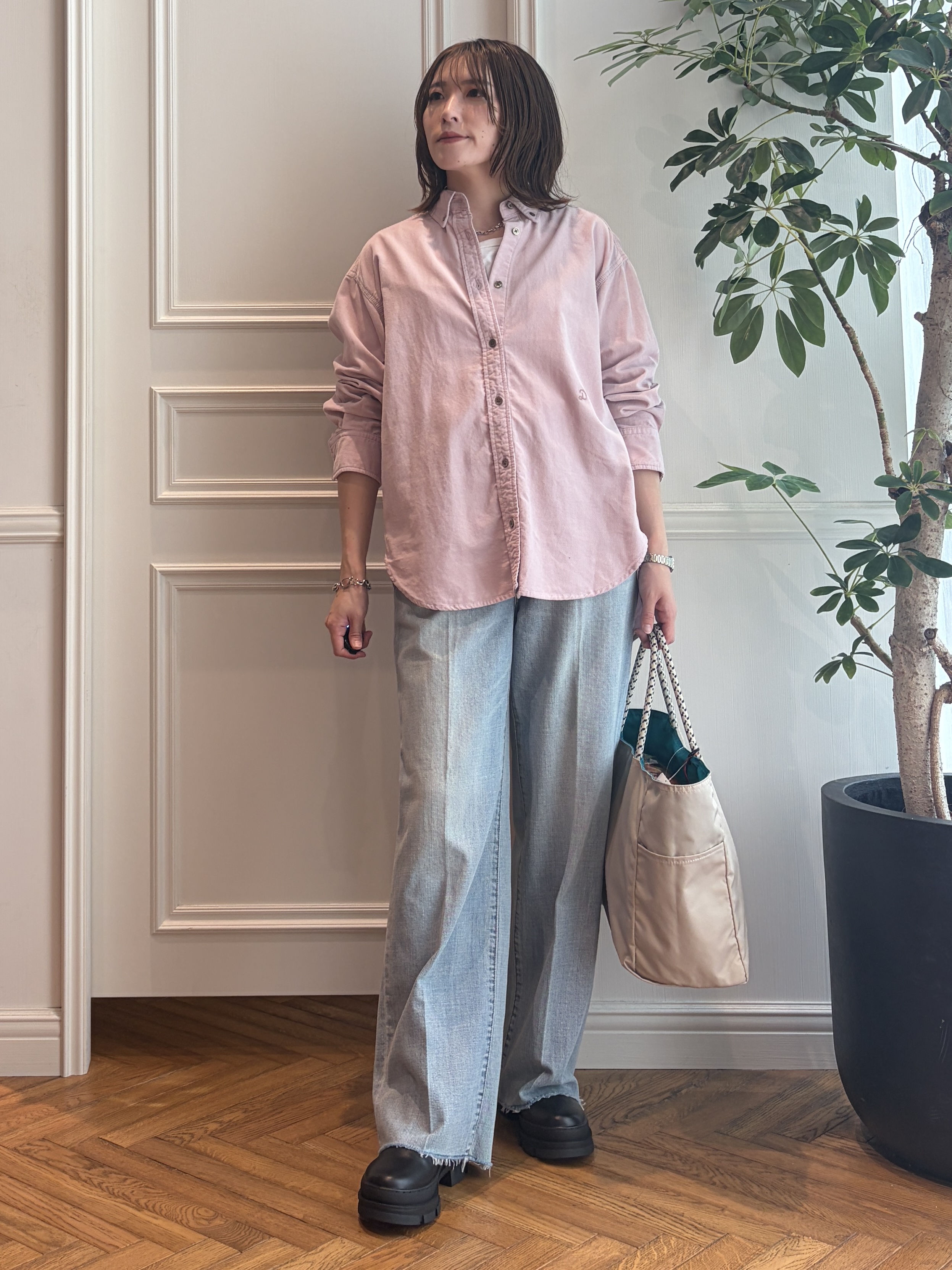 nakaoさんの「DRESSTERIOR｜センタープレス ワイドストレートデニム」を使ったコーディネート