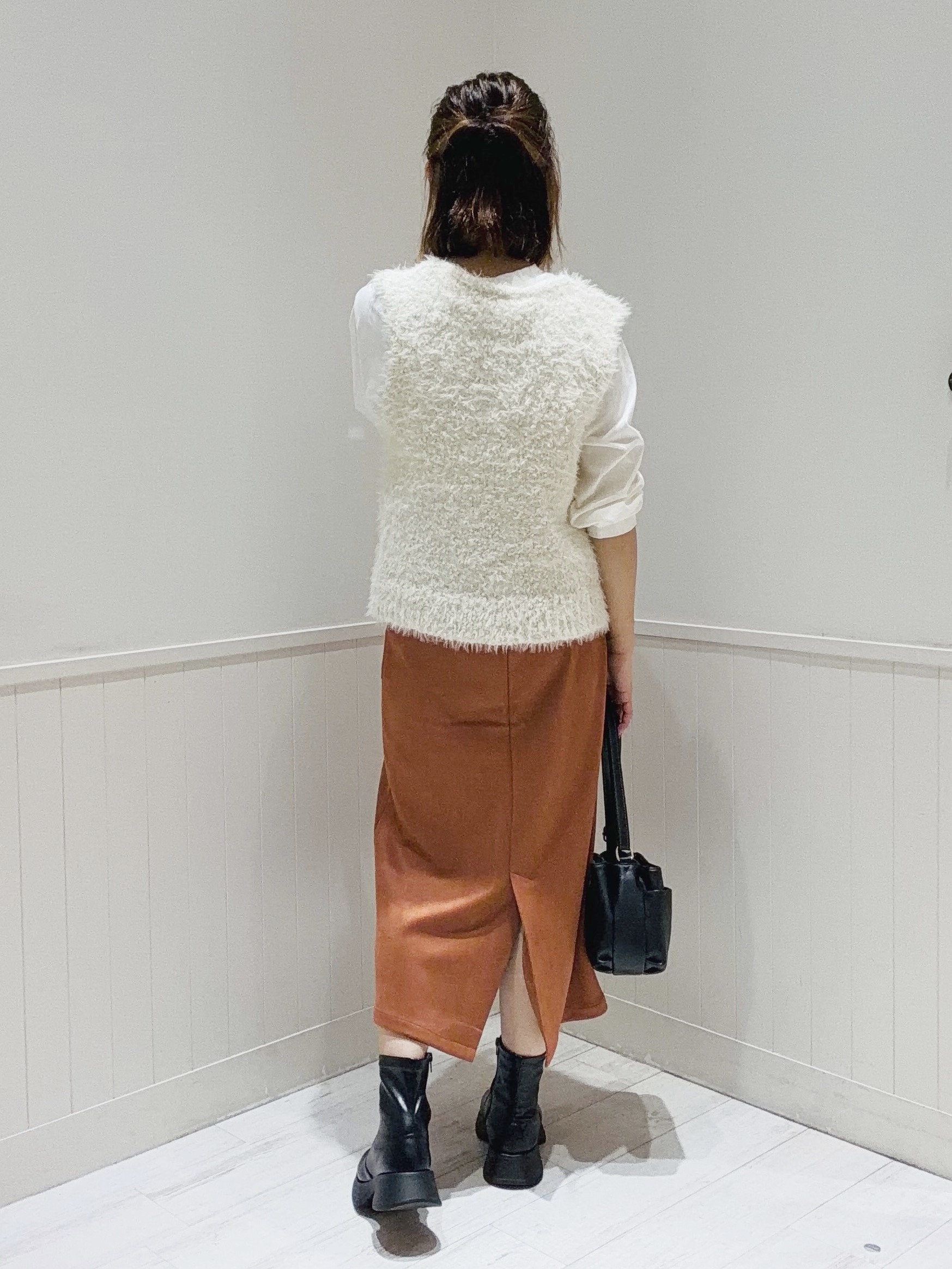 Kyonさんの「SHOO･LA･RUE｜【洗濯機可】重ねるだけで華やかに。ポンポンシャギーベスト」を使ったコーディネート