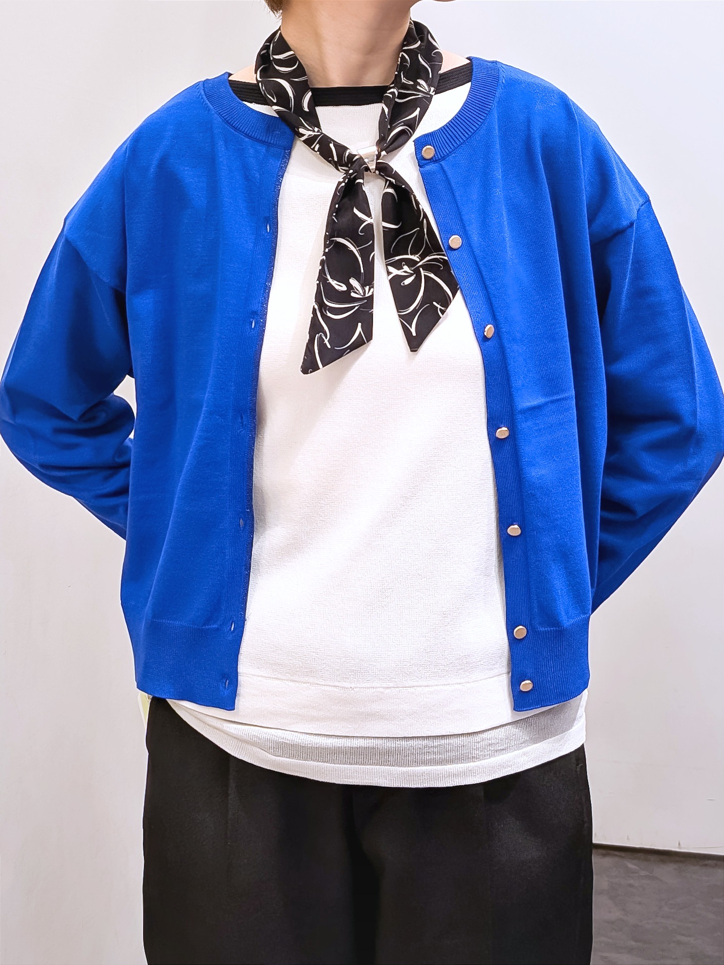 やまちゃんさんの「grove｜【前後2WAY】さりげなく、上品にきらめく ニットカーディガン」を使ったコーディネート